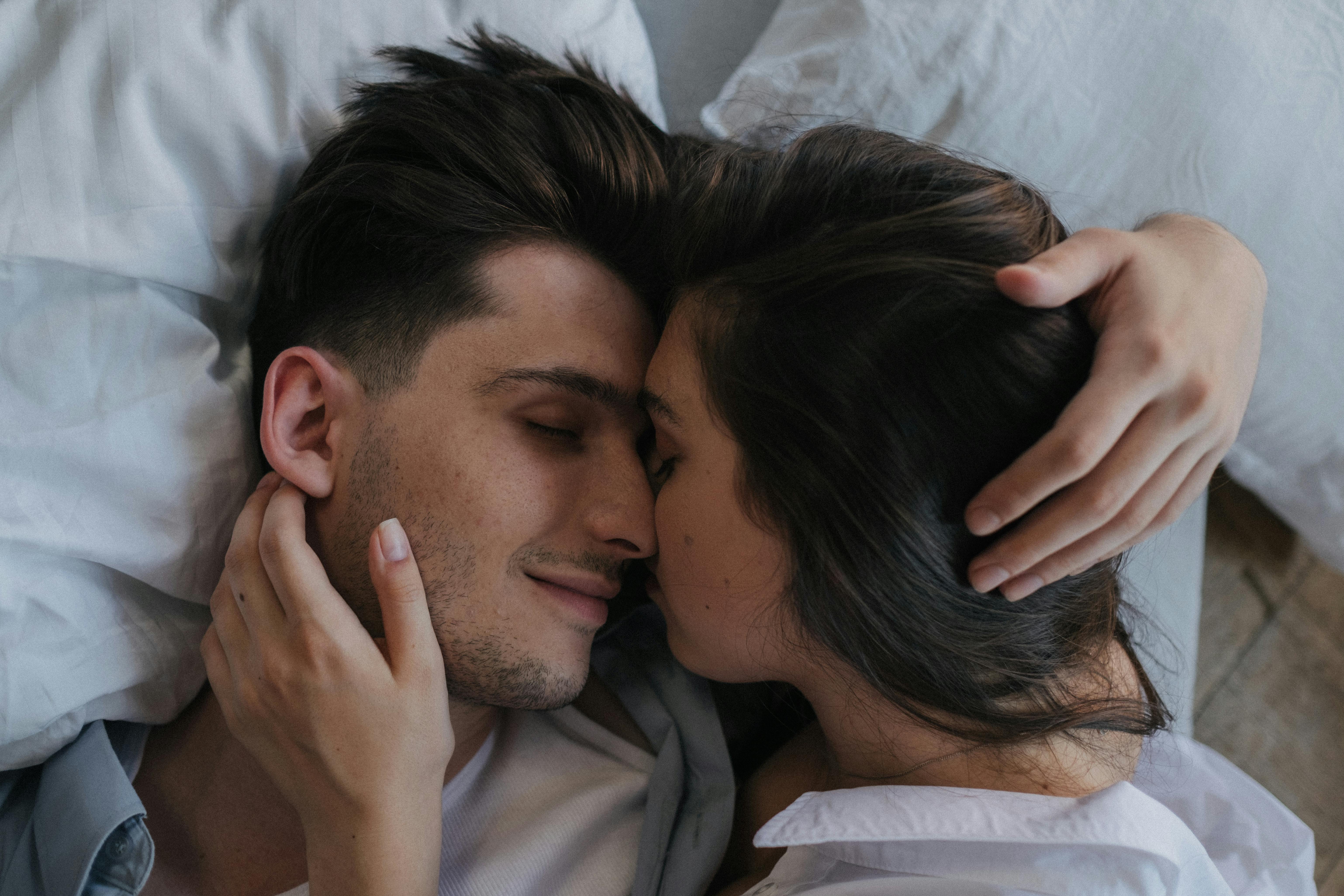 Un couple au lit | Source : Pexels