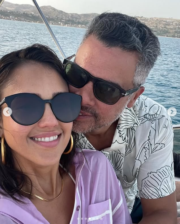 Jessica Alba et Cash Warren se promènent sur un bateau, comme posté le 19 mai 2024 | Source : Instagram.com/jessicaalba