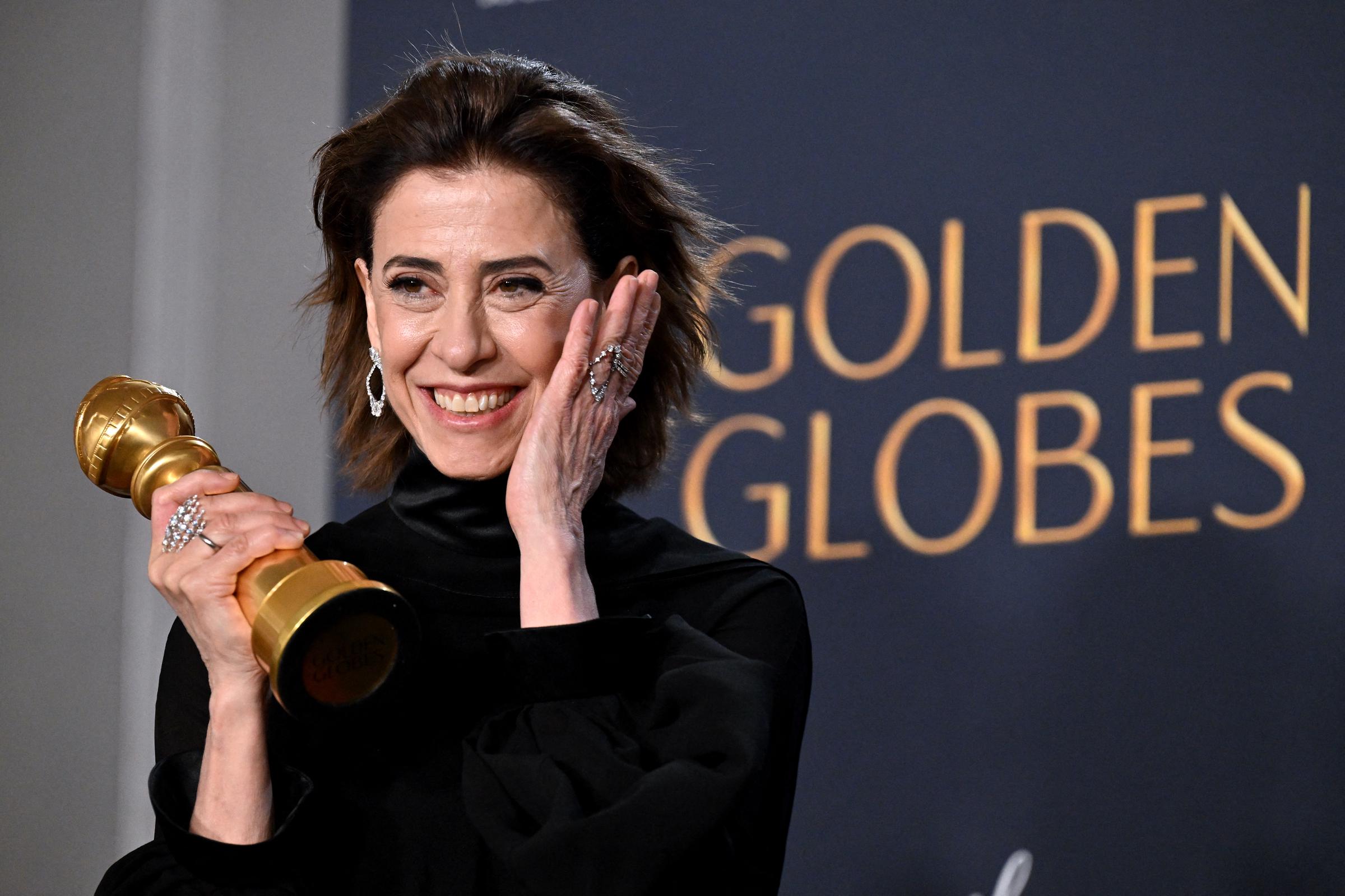 Fernanda Torres avec son trophée lors de la 82e édition des Golden Globes le 5 janvier 2025. | Source : Getty Imafes