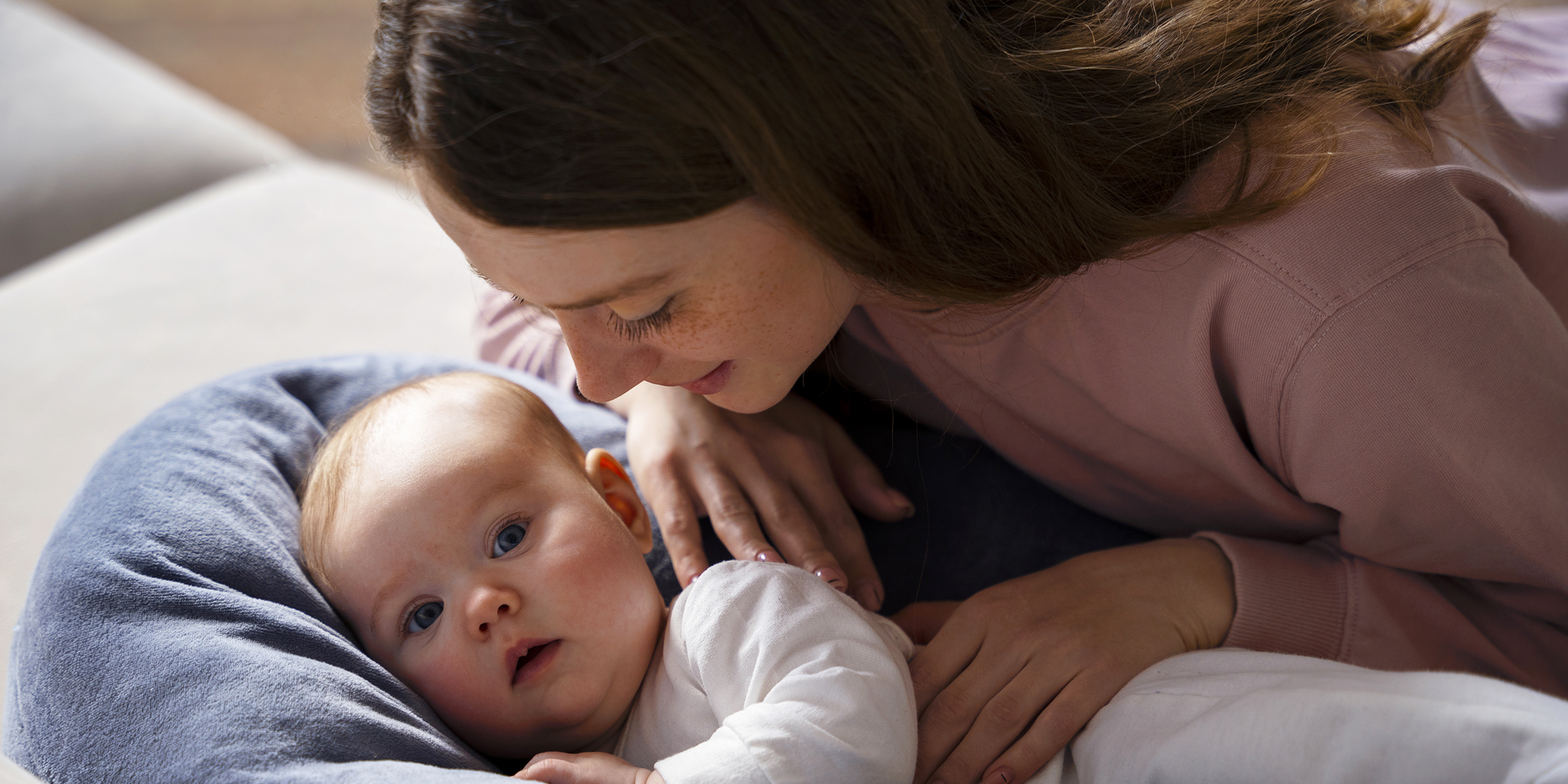 Une femme qui borde un enfant | Source : Freepik