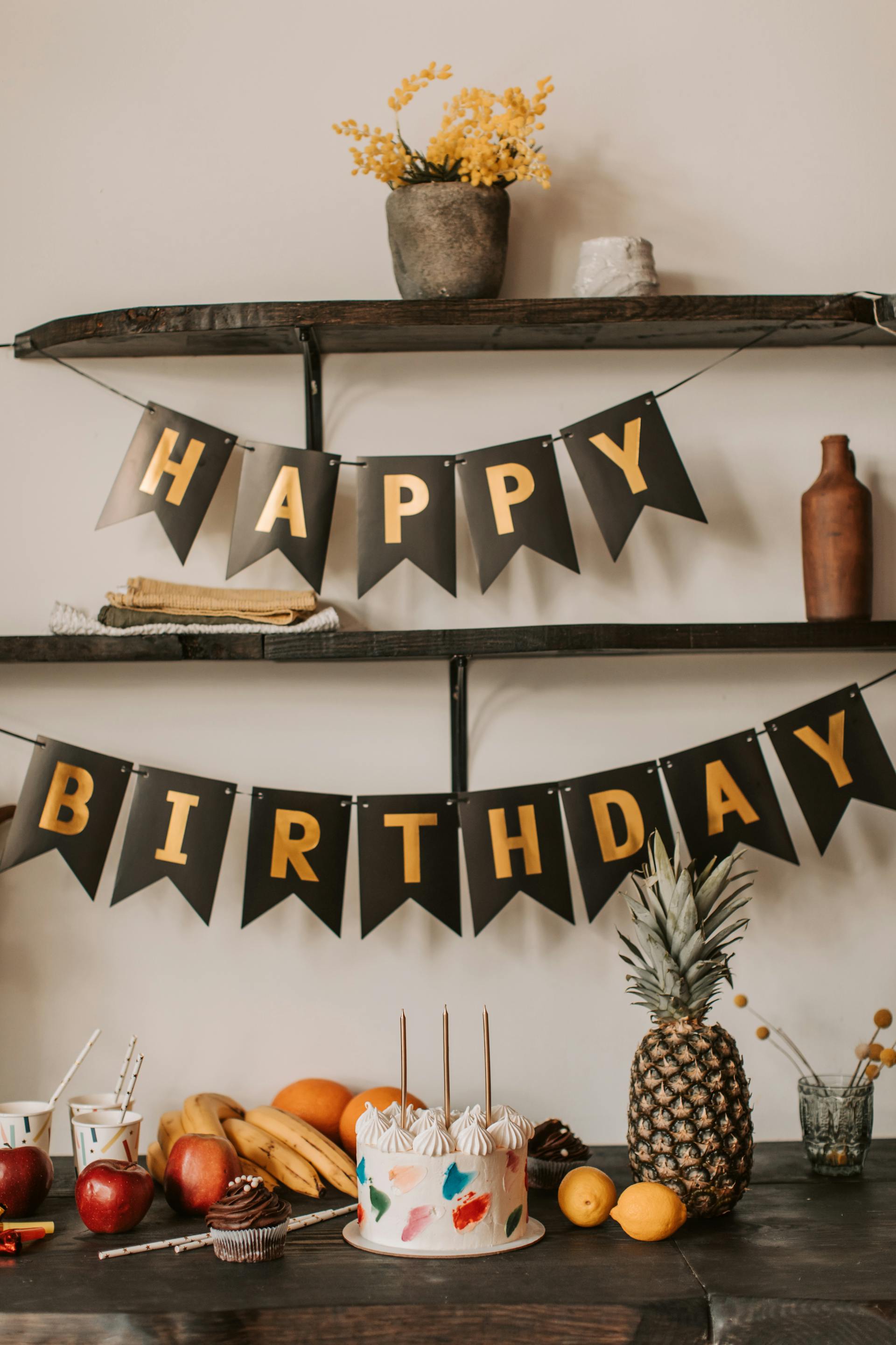 Décorations et gâteau d'anniversaire | Source : Pexels