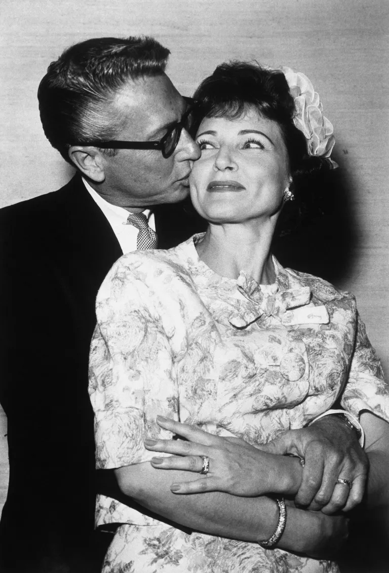 Allen Ludden et Betty White après leur mariage à l'hôtel Sands le 14 juin 1963 à Las Vegas ┃ Source : Getty Images