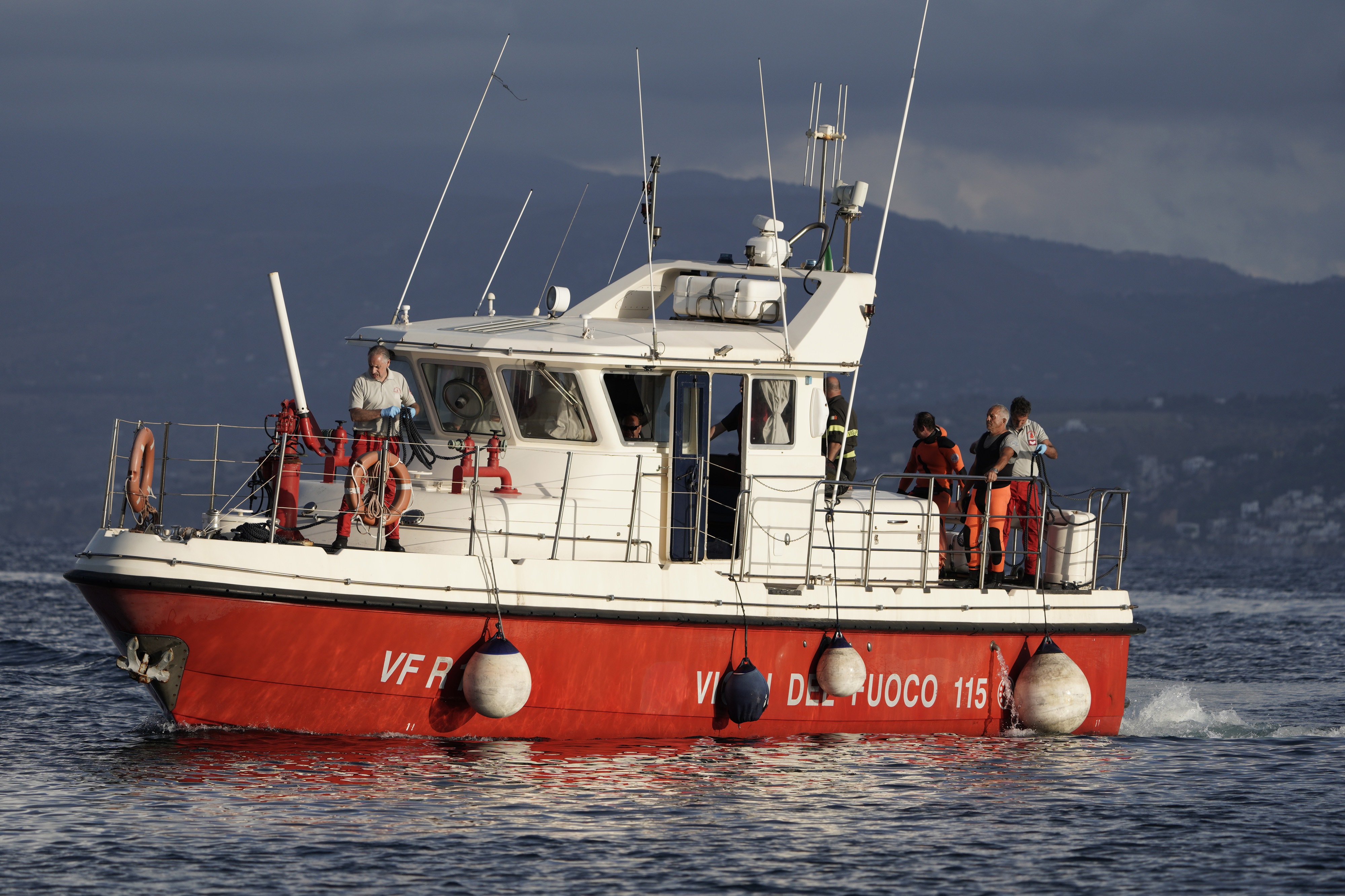 Un navire des services d'incendie et de sauvetage italiens pendant les opérations de recherche du yacht de luxe Bayesian qui a coulé au large de Porticello, en Sicile, le 21 août 2024. | Source : Getty Images