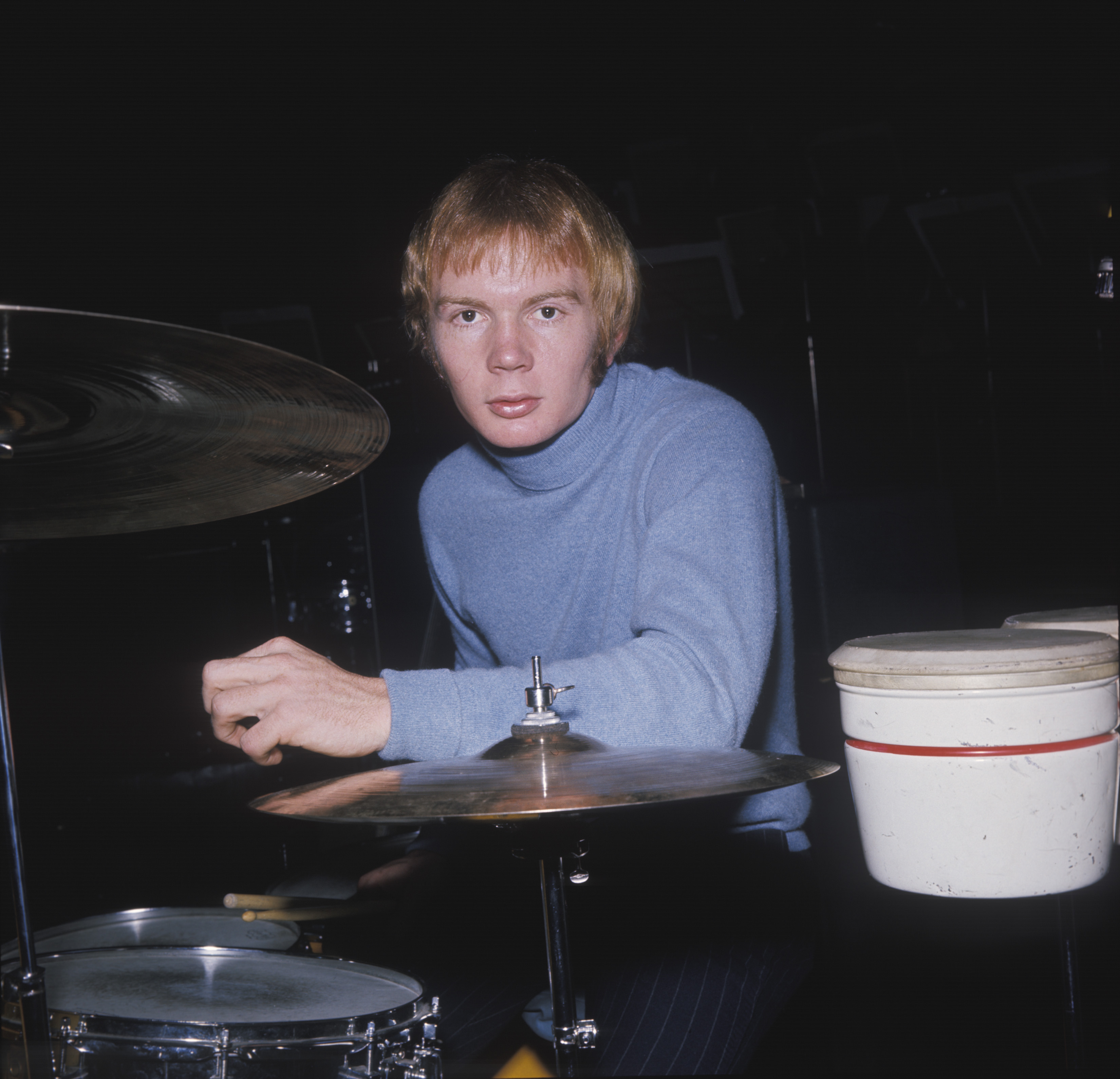 Le batteur australien Colin Petersen assis à une batterie à Londres en mars 1968 | Source : Getty Images