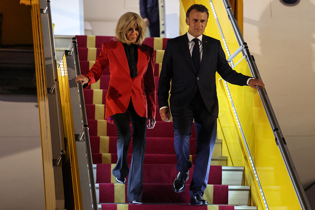 Le président français Emmanuel Macron et son épouse Brigitte Macron débarquent de l'avion à leur arrivée à l'aéroport international de Noi Bai à Hanoï, le 25 mai 2025. | Source : Getty Images