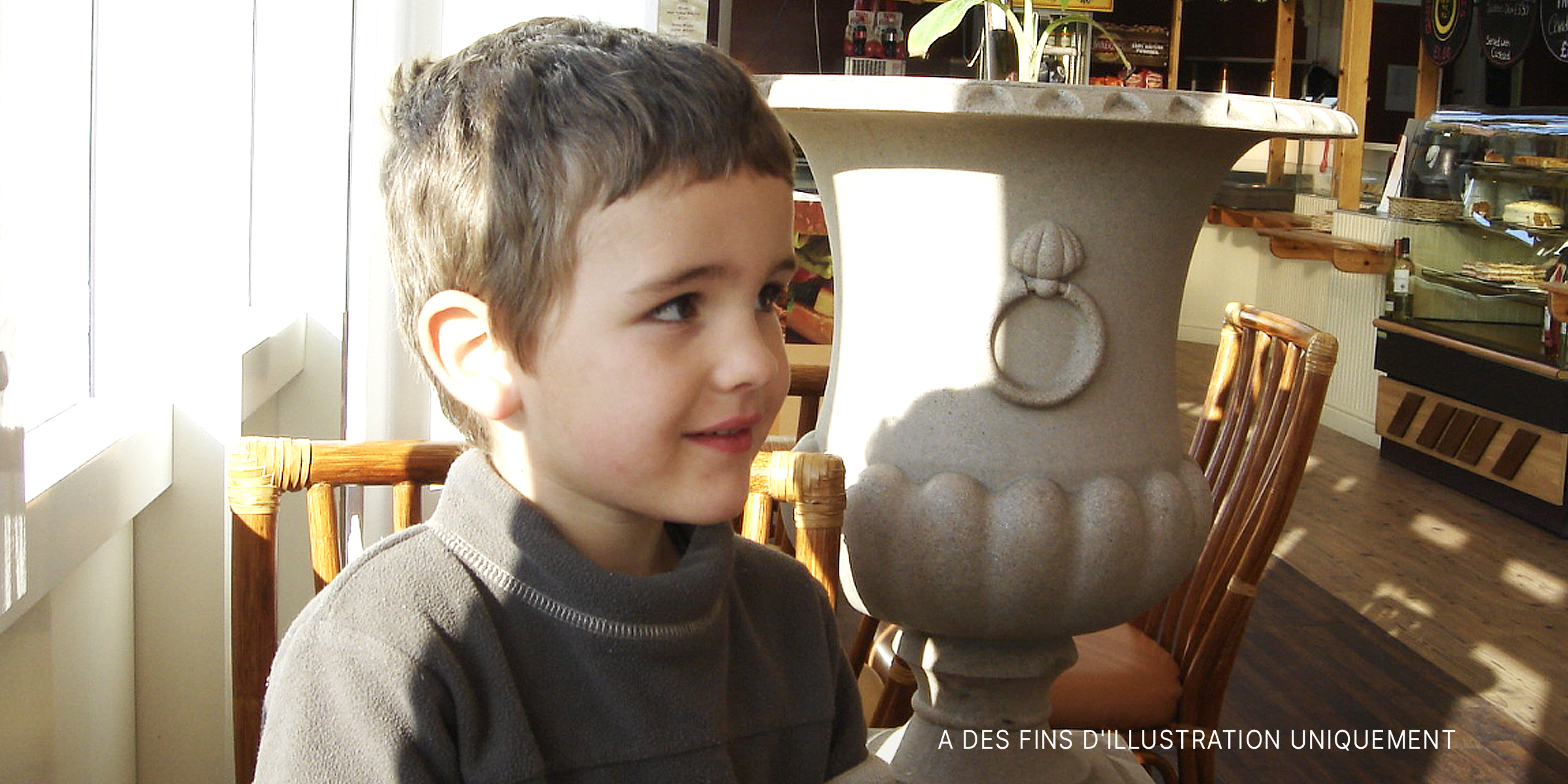 Petit garçon dans un café | Source : Shutterstock
