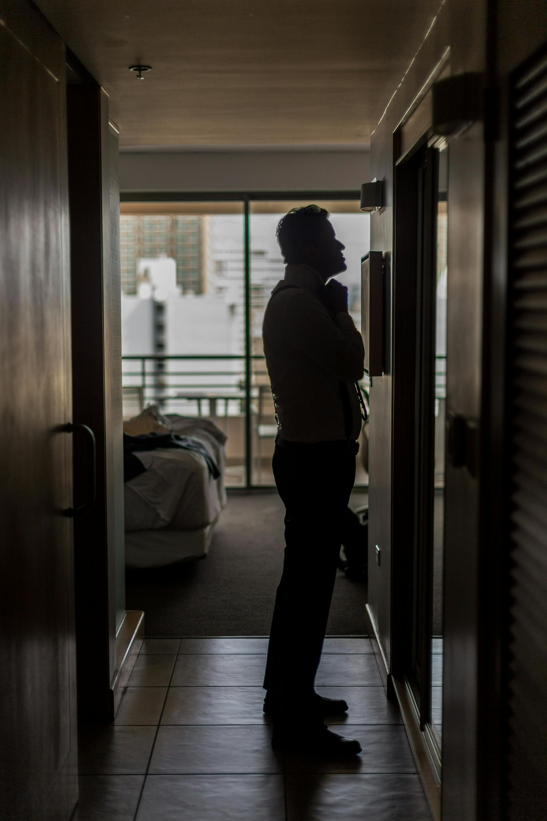 Un homme debout dans une chambre d'hôtel | Source : Pexels