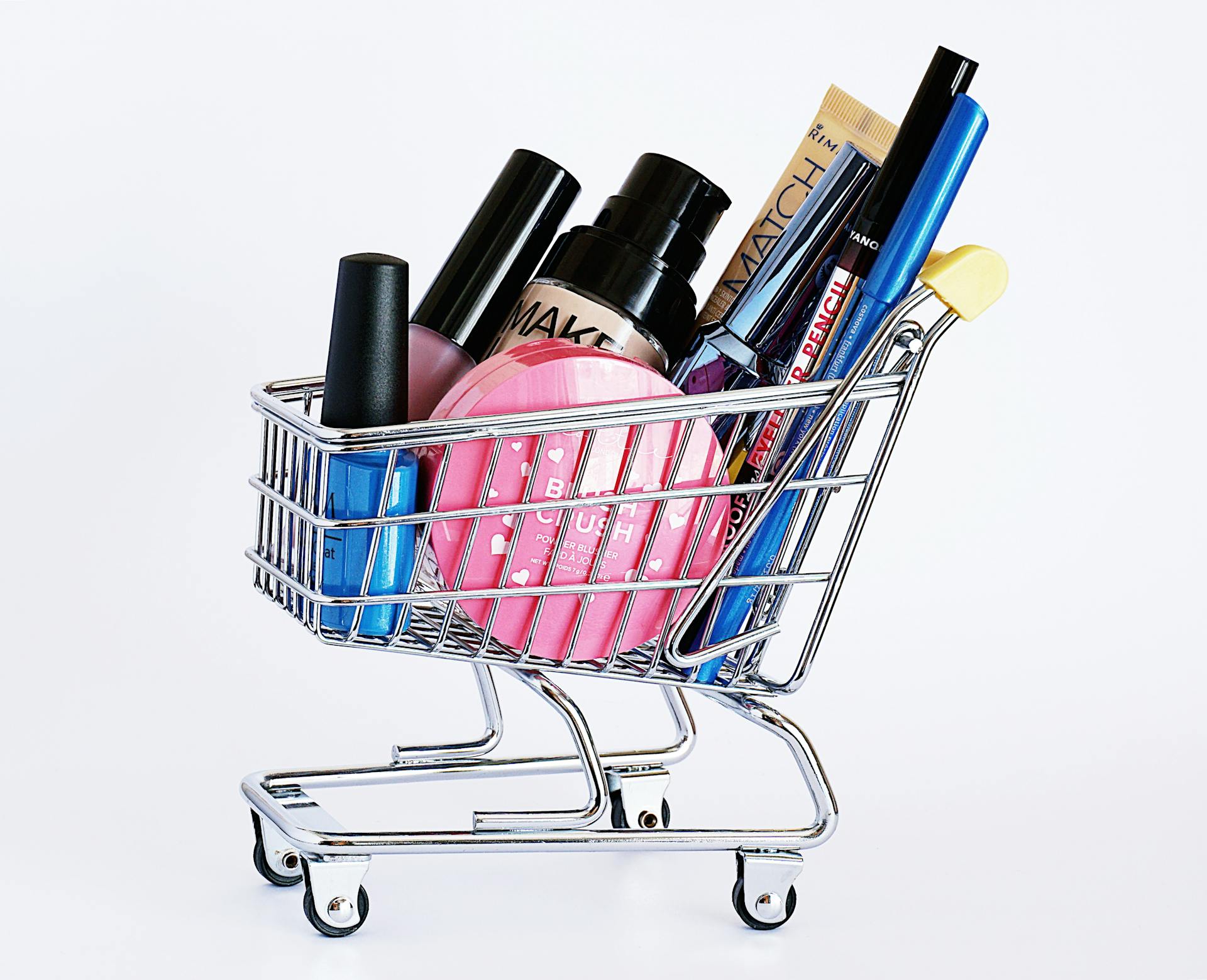 Produits de maquillage dans un mini panier d'achat | Source : Pexels