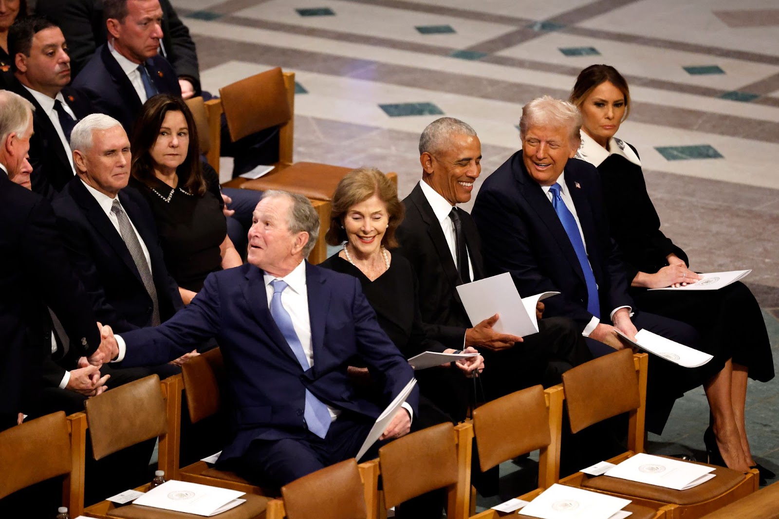 D'anciens présidents américains, notamment le président George W. Bush, le président Barack Obama et le président élu Donald Trump, aux funérailles nationales de l'ancien président américain Jimmy Carter avec leurs épouses respectives, Laura Bush et Melania Trump. | Source : Getty Images