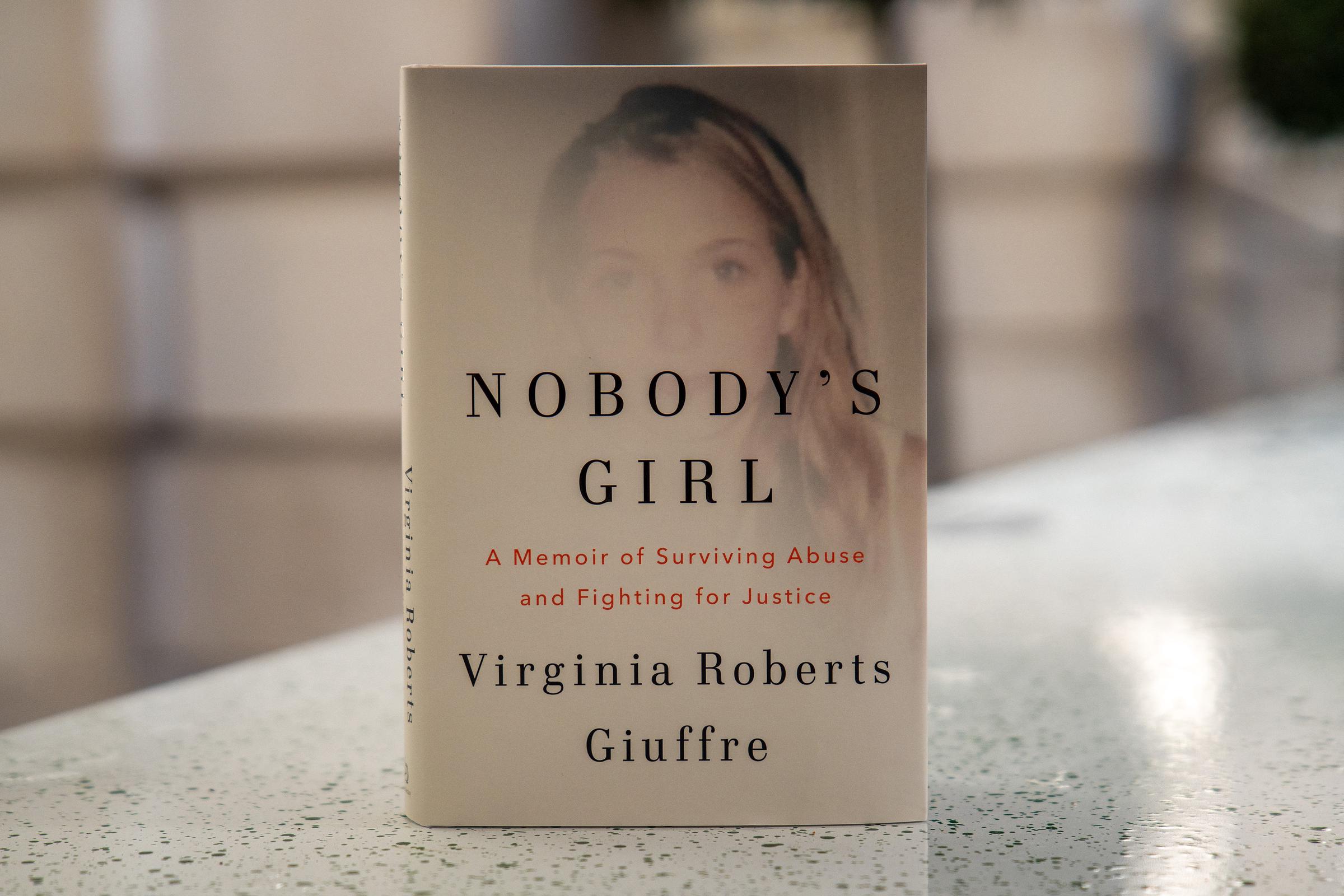 Un exemplaire du livre « Nobody's Girl - A Memoir of Surviving Abuse and Fighting for Justice »  de Virginia Giuffre, photographié le 21 octobre 2025 à Londres, en Angleterre. | Source : Getty Images