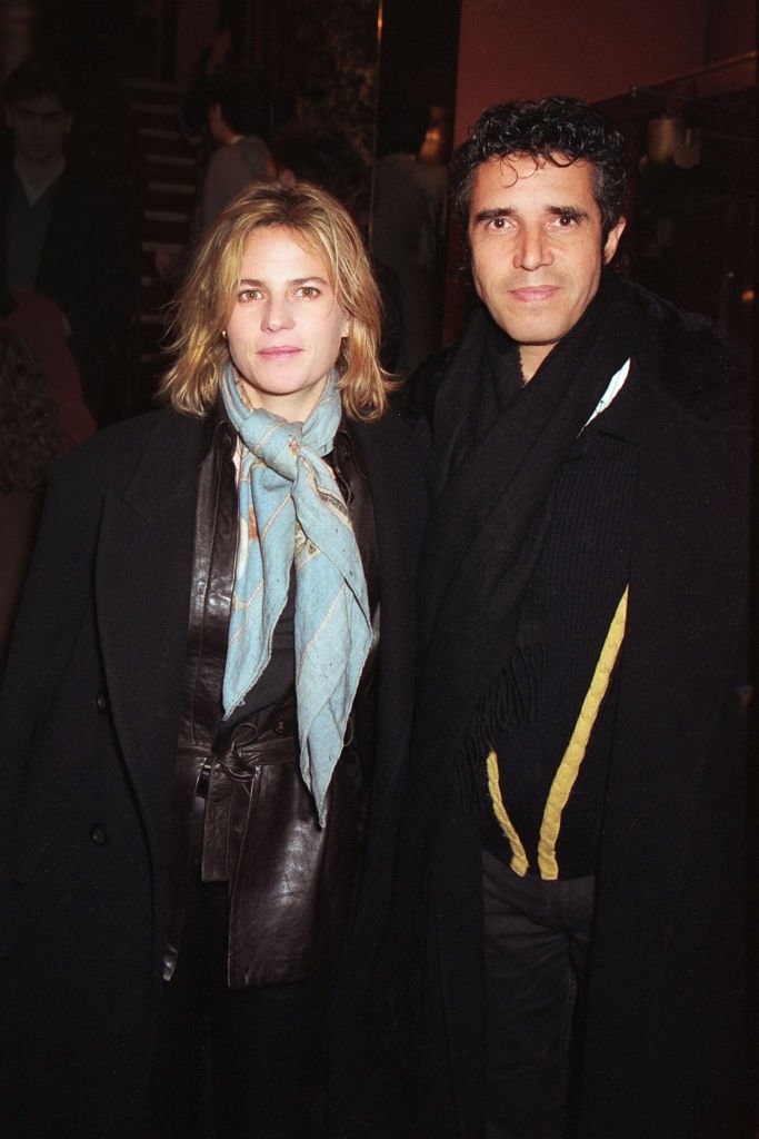 Julien Clerc et sa femme Virginie Couperie-Eiffel assistent à la première de "La Visite de la vieille dame" le 22 janvier 1996 à Paris, France. | Photo : Getty Images