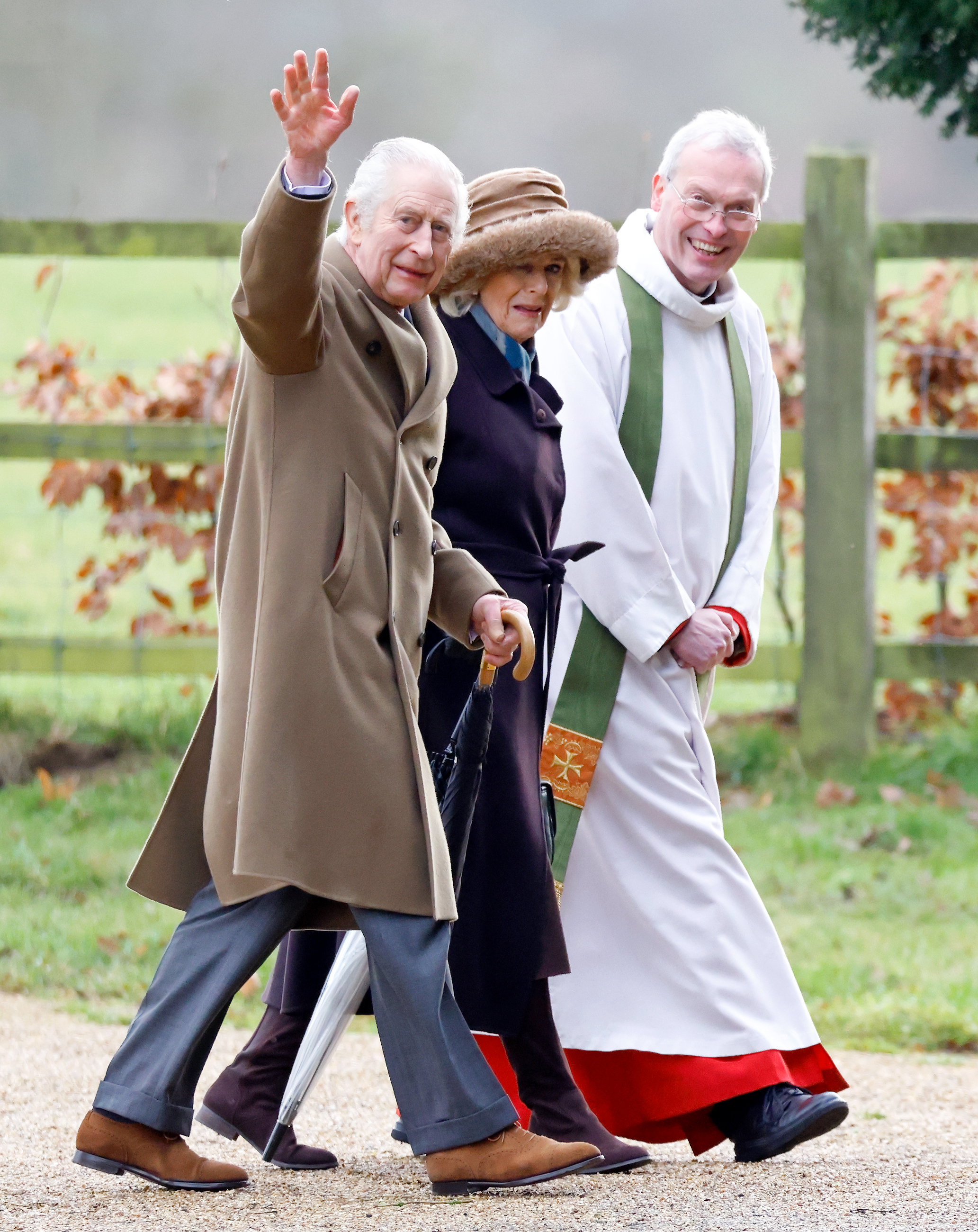 Le roi Charles III, la reine Camilla et le révérend Canon Dr Paul Williams lors du service religieux dominical à l'église St Mary Magdalene de Sandringham, Norfolk, le 4 février 2024 | Source : Getty Images