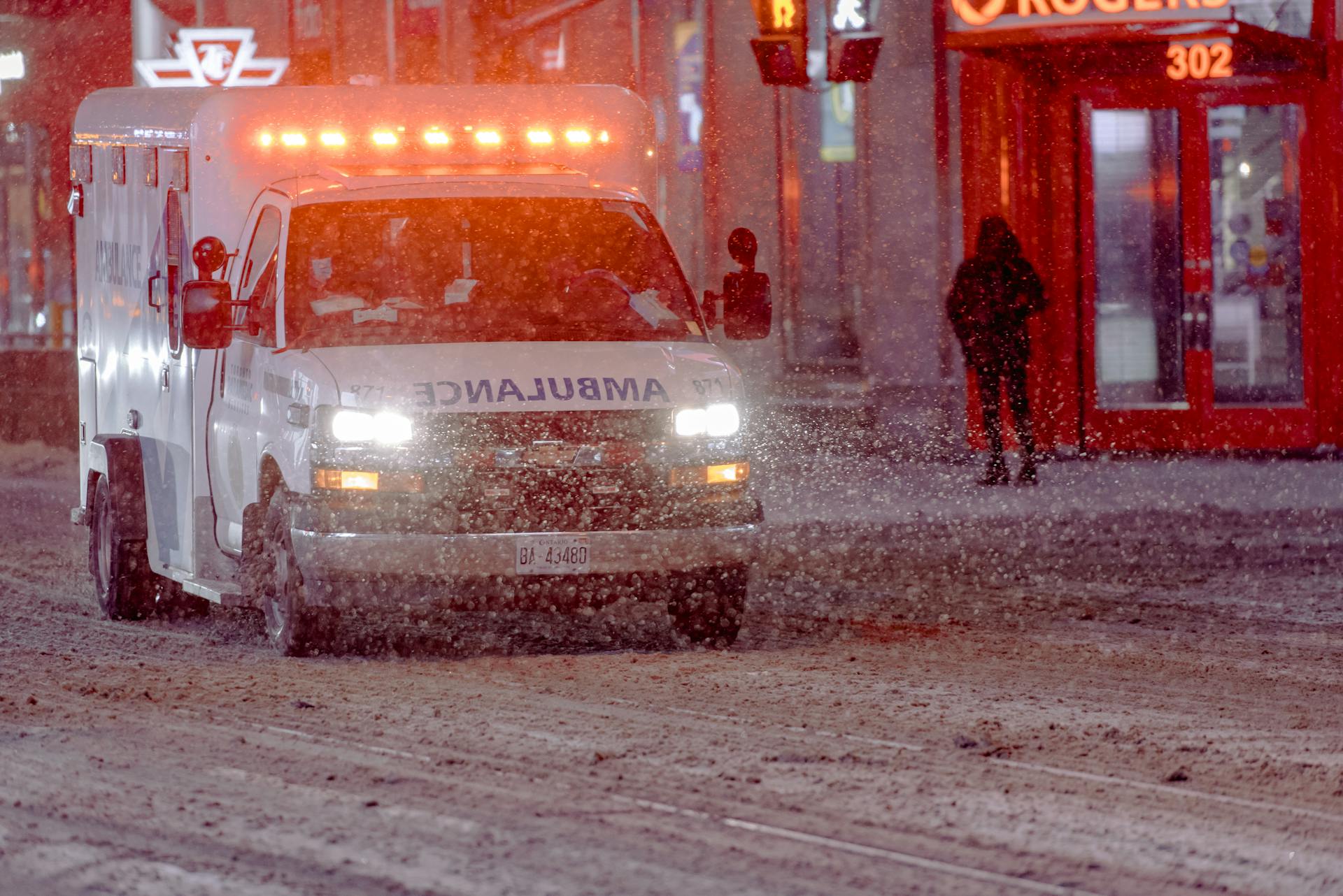 Une ambulance sur la route | Source : Pexels