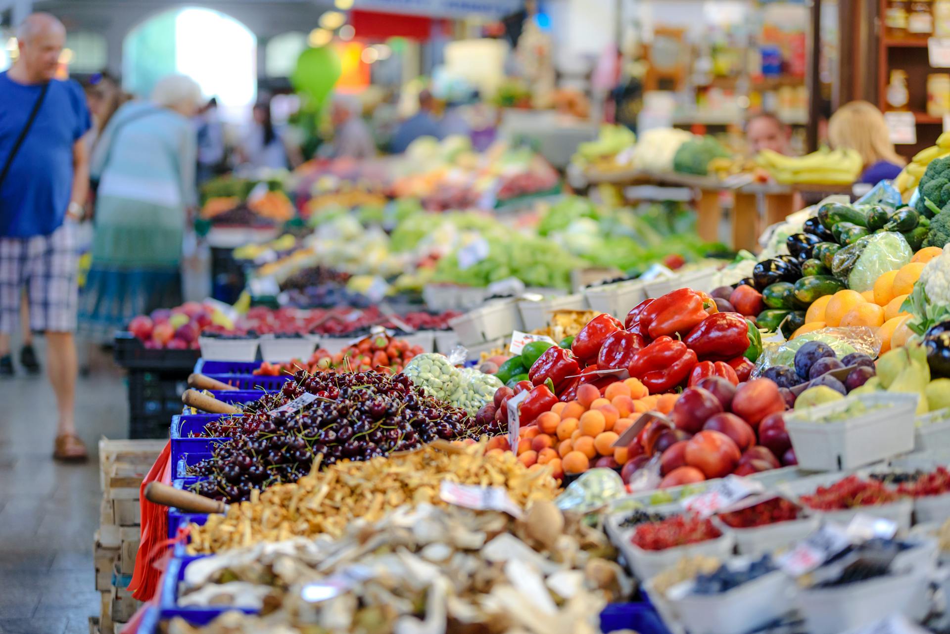 Étals de légumes dans une épicerie | Source : Pexels