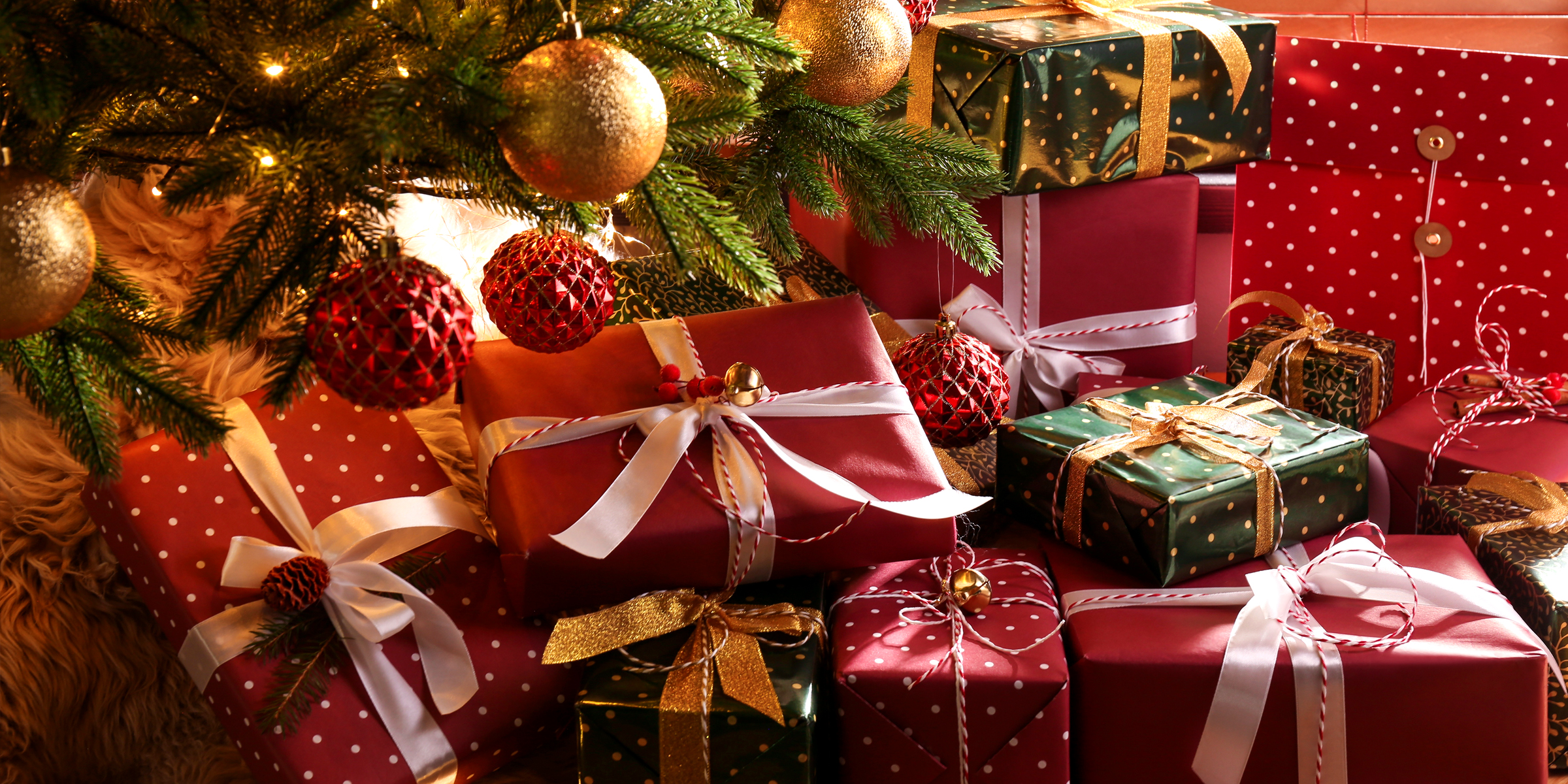Cadeaux de Noël sous un sapin | Source : Shutterstock