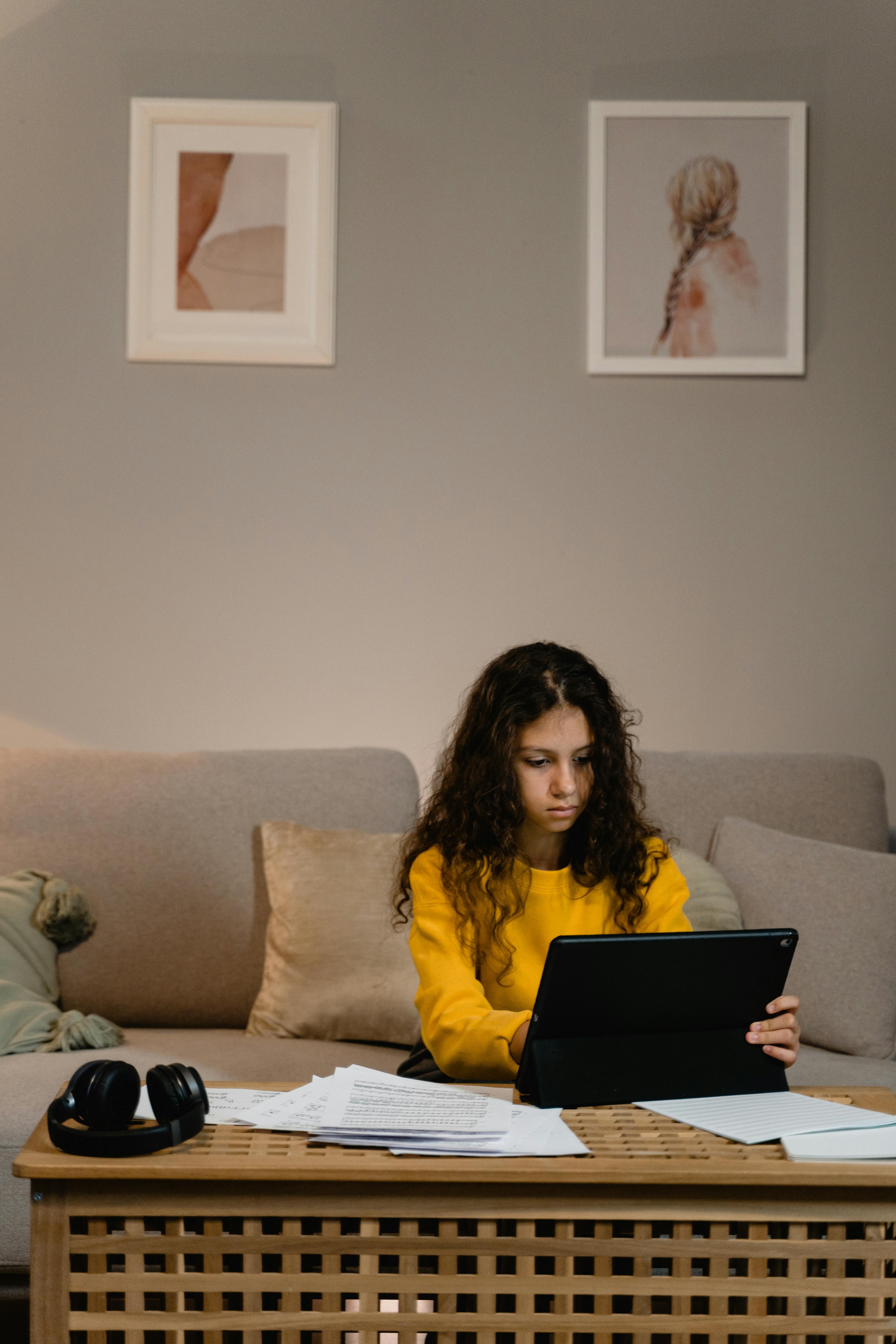 Une femme qui écrit sur sa tablette | Source : Pexels