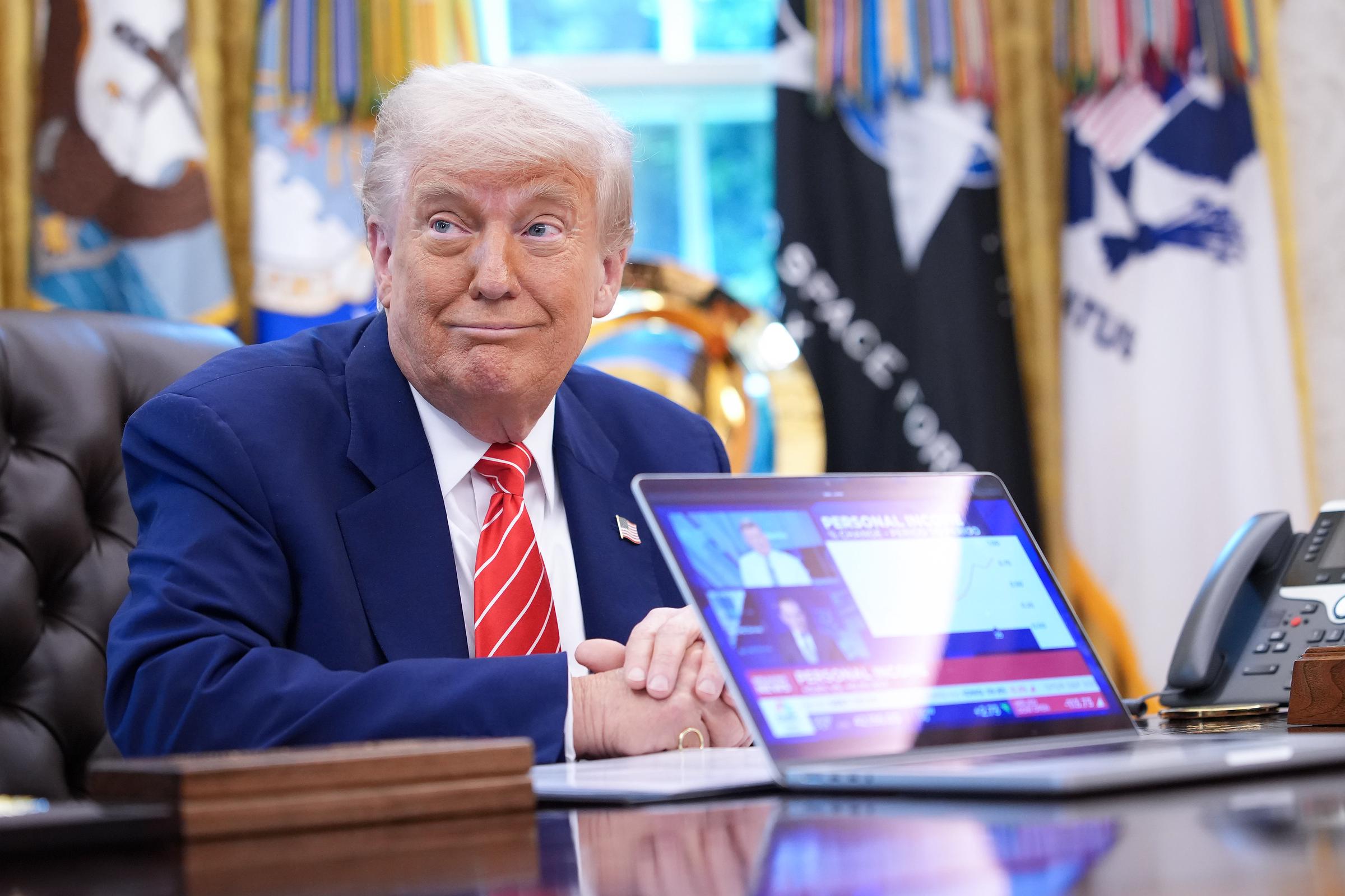 Trump a semblé surpris par l'histoire et a réagi avec amusement.