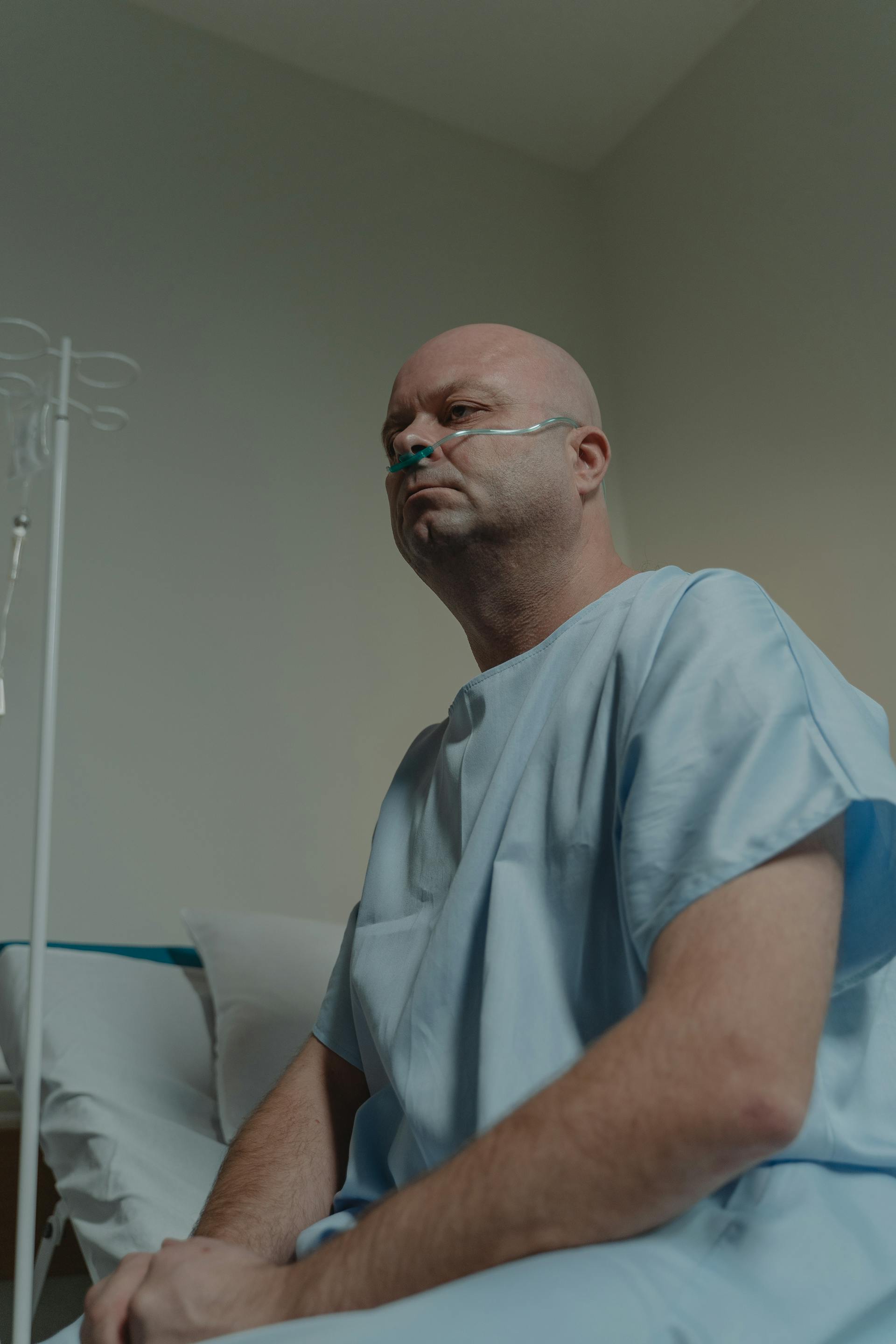Un homme malade assis sur un lit d'hôpital | Source : Pexels