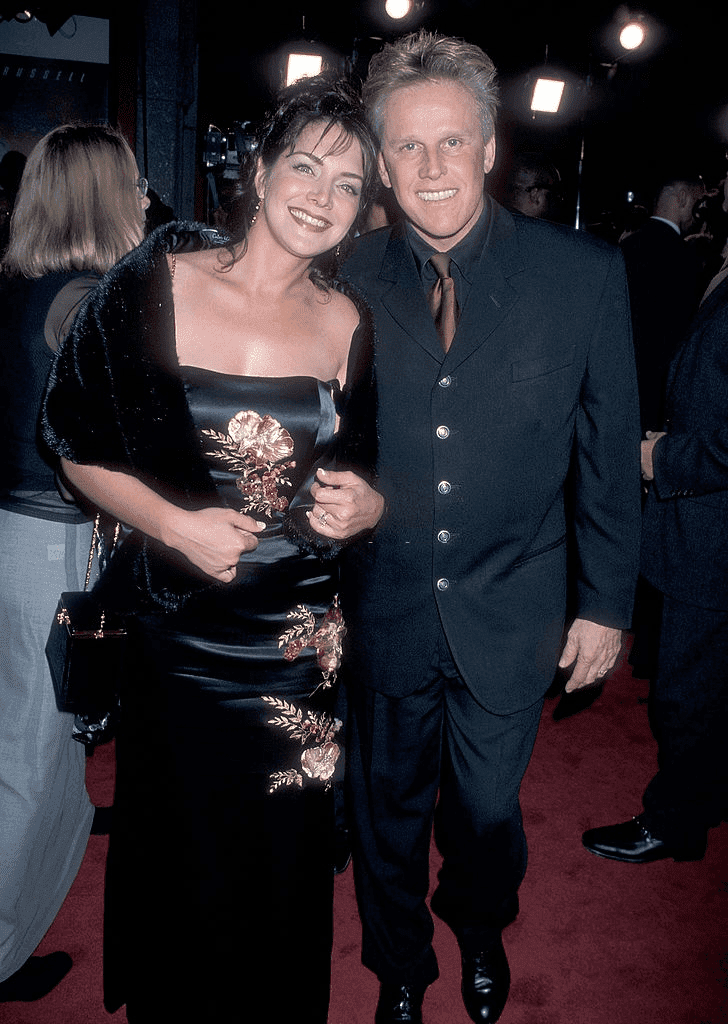 HOLLYWOOD - 21 OCTOBRE : L'acteur Gary Busey et son épouse Tiani Warden assistent à la première hollywoodienne de "Soldier" le 21 octobre 1998 au Mann's Chinese Theatre à Hollywood, Californie. | Photo : Getty Images