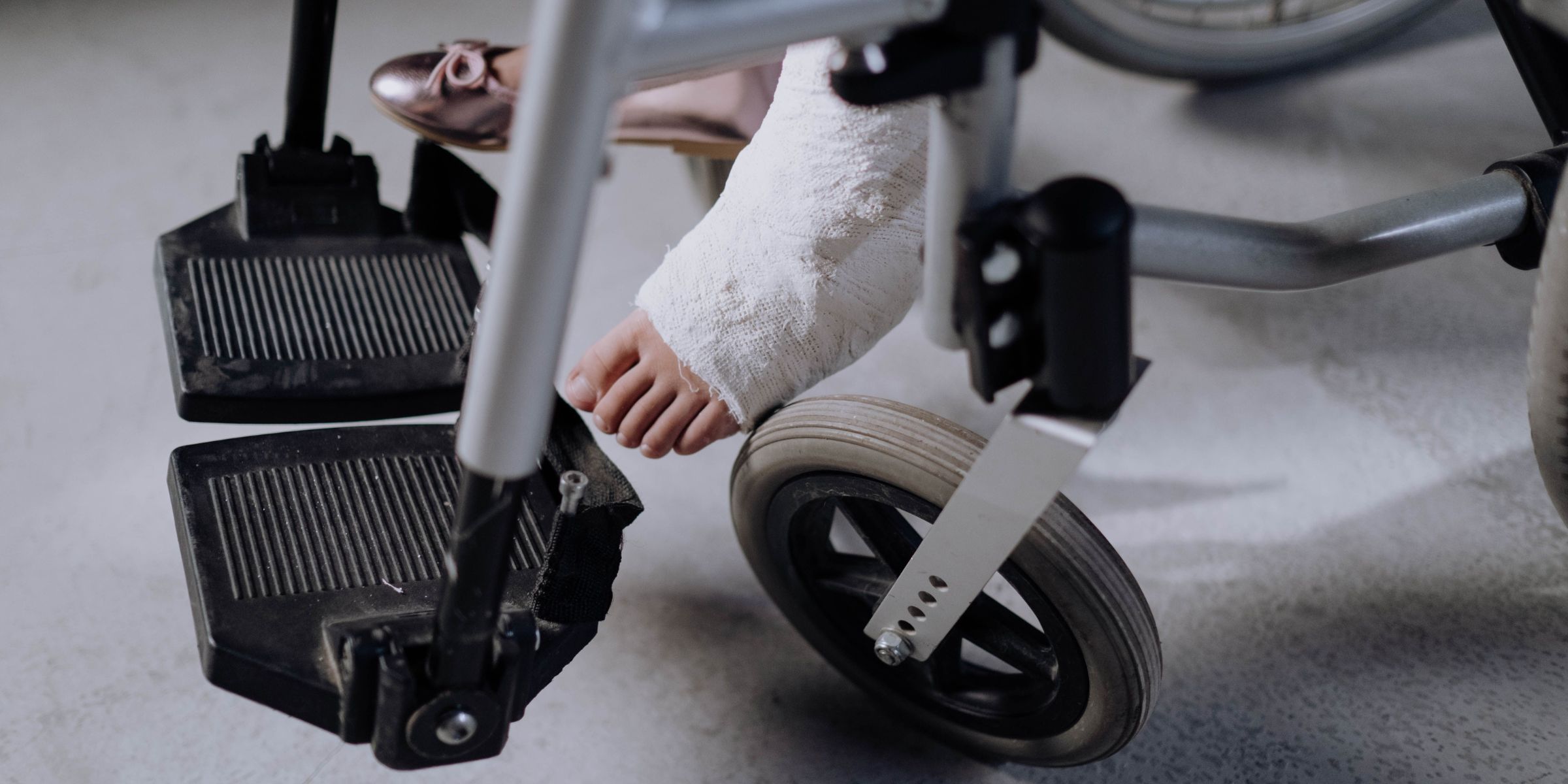Gros plan sur le pied bandé d'une personne | Source : Pexels