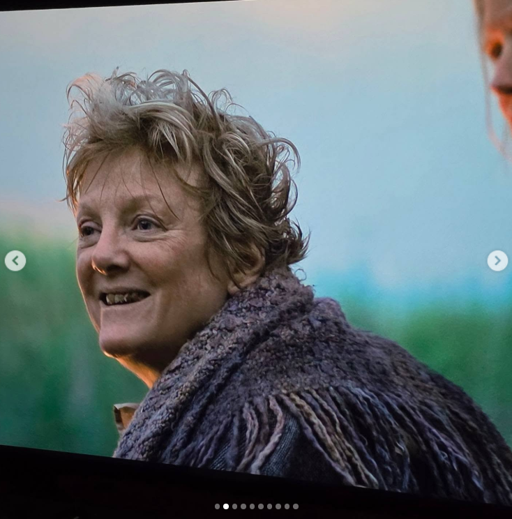 C'était la première fois que beaucoup de fans découvraient l'actrice dans le rôle d'Ida, une vagabonde des bois à l'allure rude qui n'avait rien à voir avec Nellie Oleson. Avec son maquillage épais, ses cheveux en bataille et son costume usé, elle était presque méconnaissable. | Source : Instagram/alisonarngrim