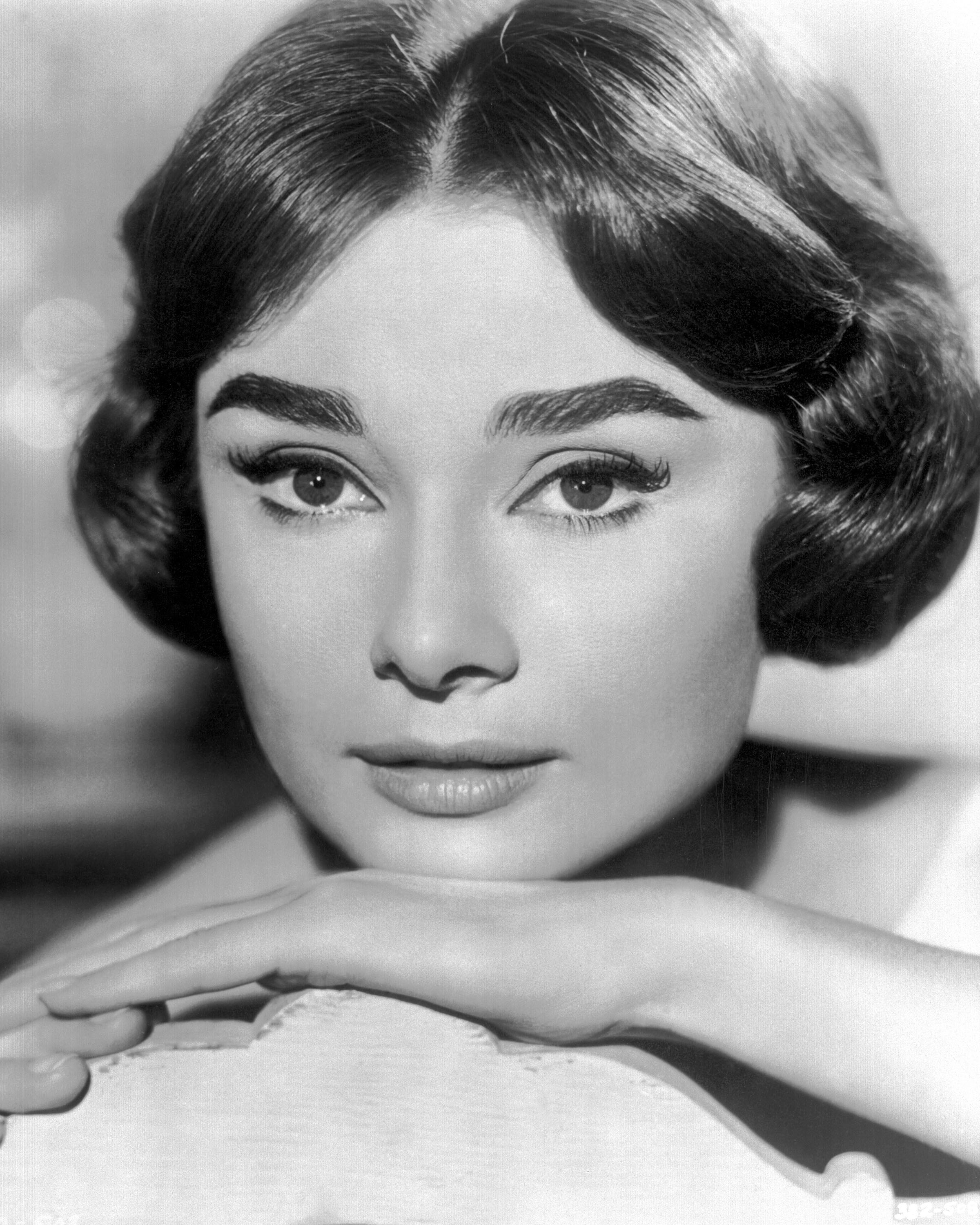 Un portrait d'Audrey Hepburn pris en 1955 | Source : Getty Images