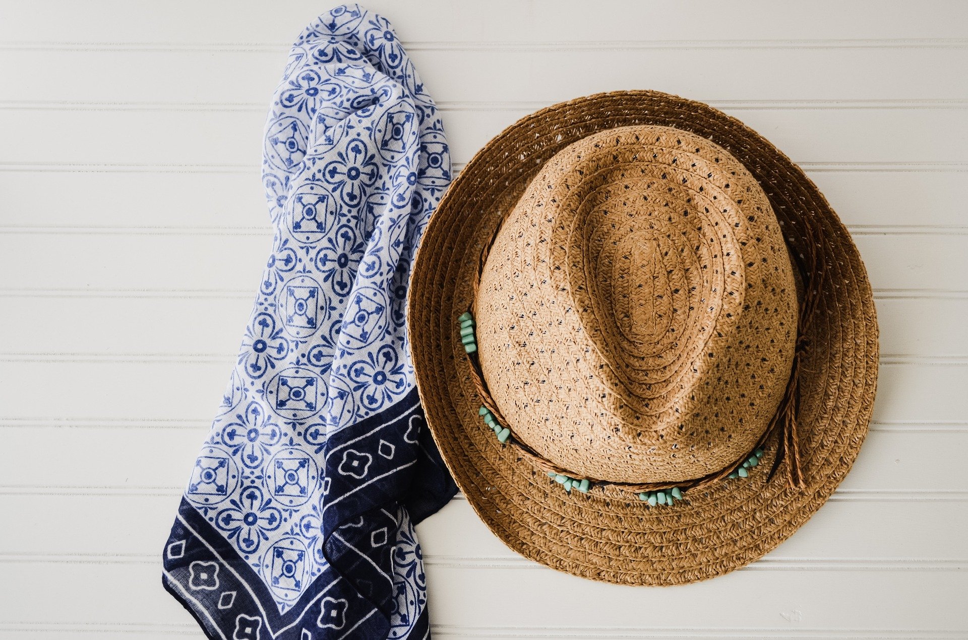 Un foulard et un chapeau. | Photo : Pixabay