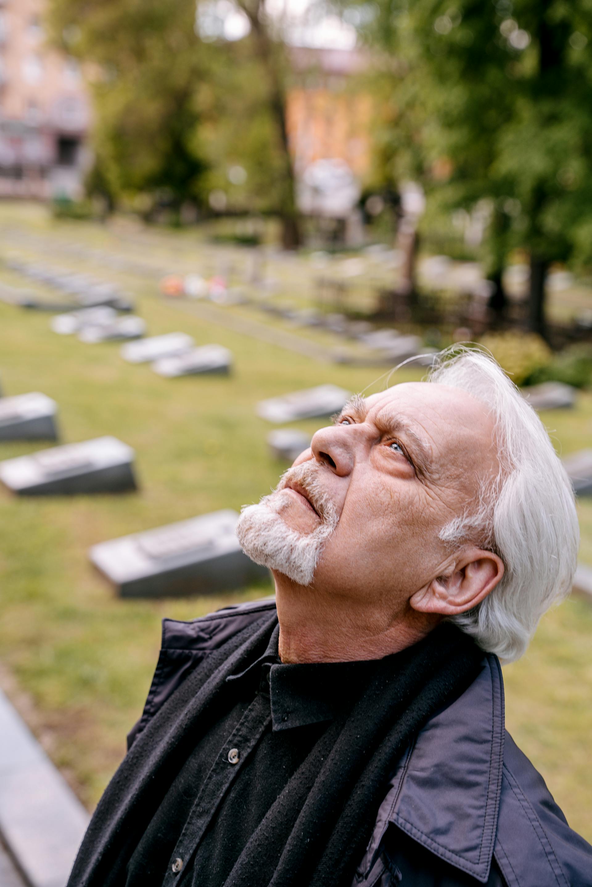 Un homme âgé dans un cimetière | Source : Pexels