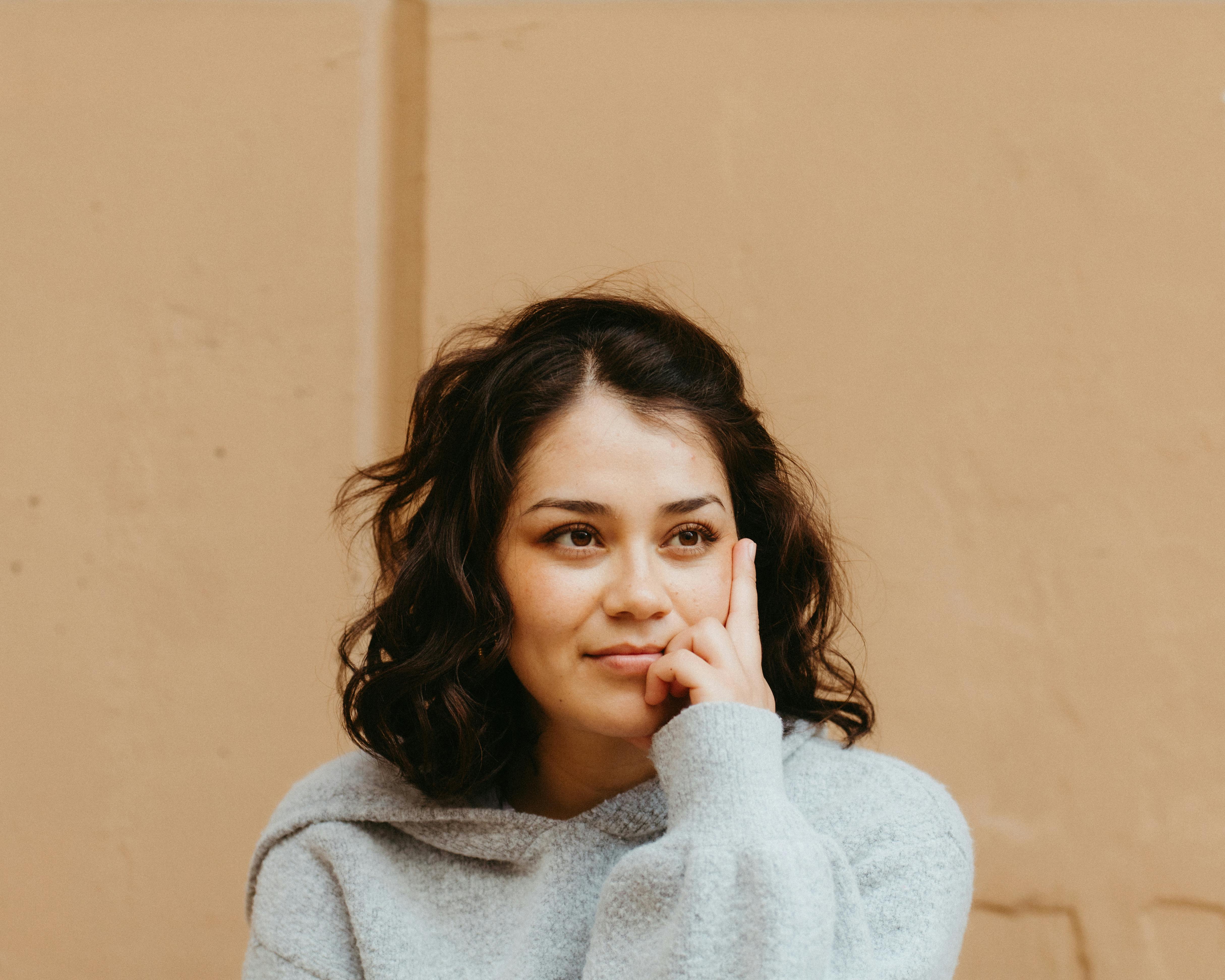 Une femme qui sourit timidement | Source : Pexels