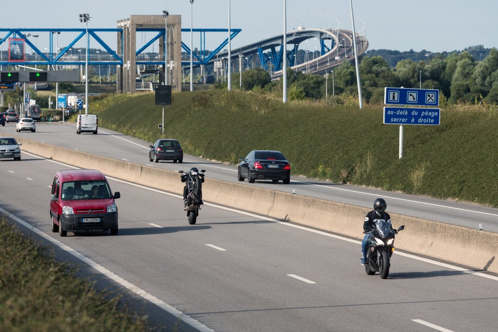 Des motards sur une voie publique | Source : Shutterstock 