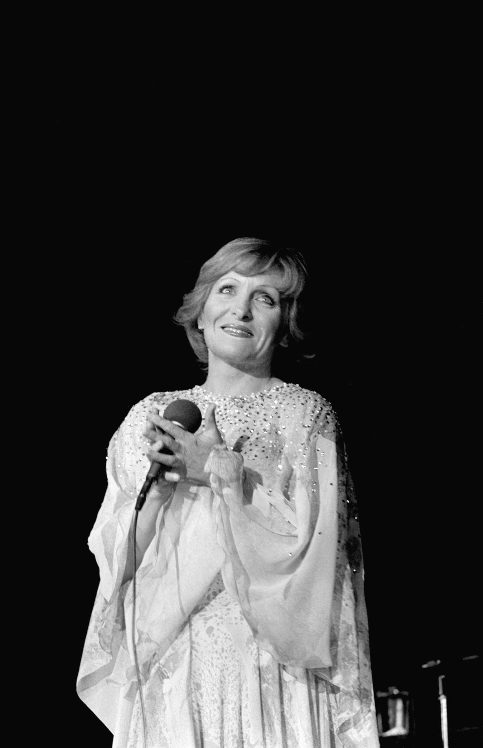 Nicole Croisille en concert à l'Olympia à Paris le 7 septembre 1976, en France I Source : Getty Images