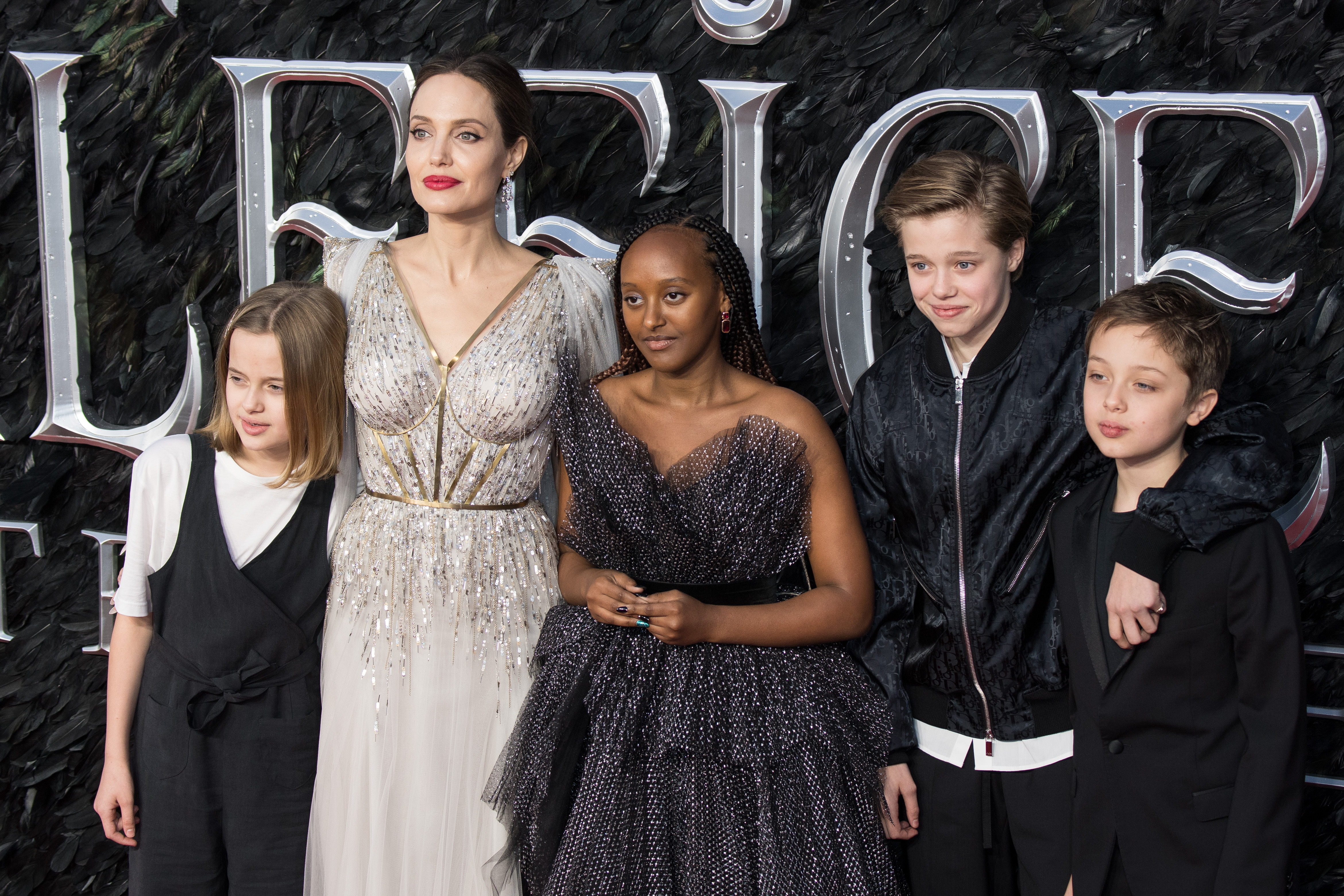 Vivienne, Angelina Jolie, Zahara, Shiloh et Knox Jolie-Pitt assistent à la première européenne de "Maléfique : Le Pouvoir du mal" à l'Odeon IMAX Waterloo à Londres, en Angleterre, le 9 octobre 2019. | Source : Getty Images
