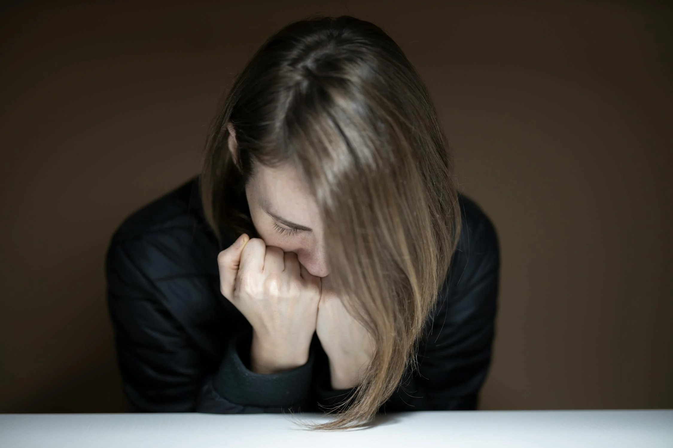 Une femme triste assise à la table | Source : Pexels