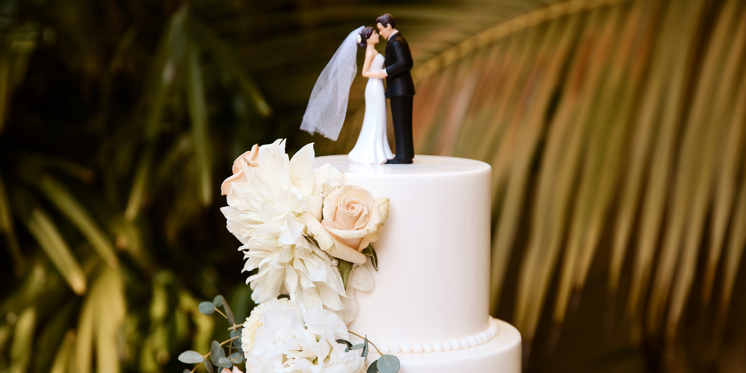 Gros plan d'un gâteau de mariage | Source : Shutterstock