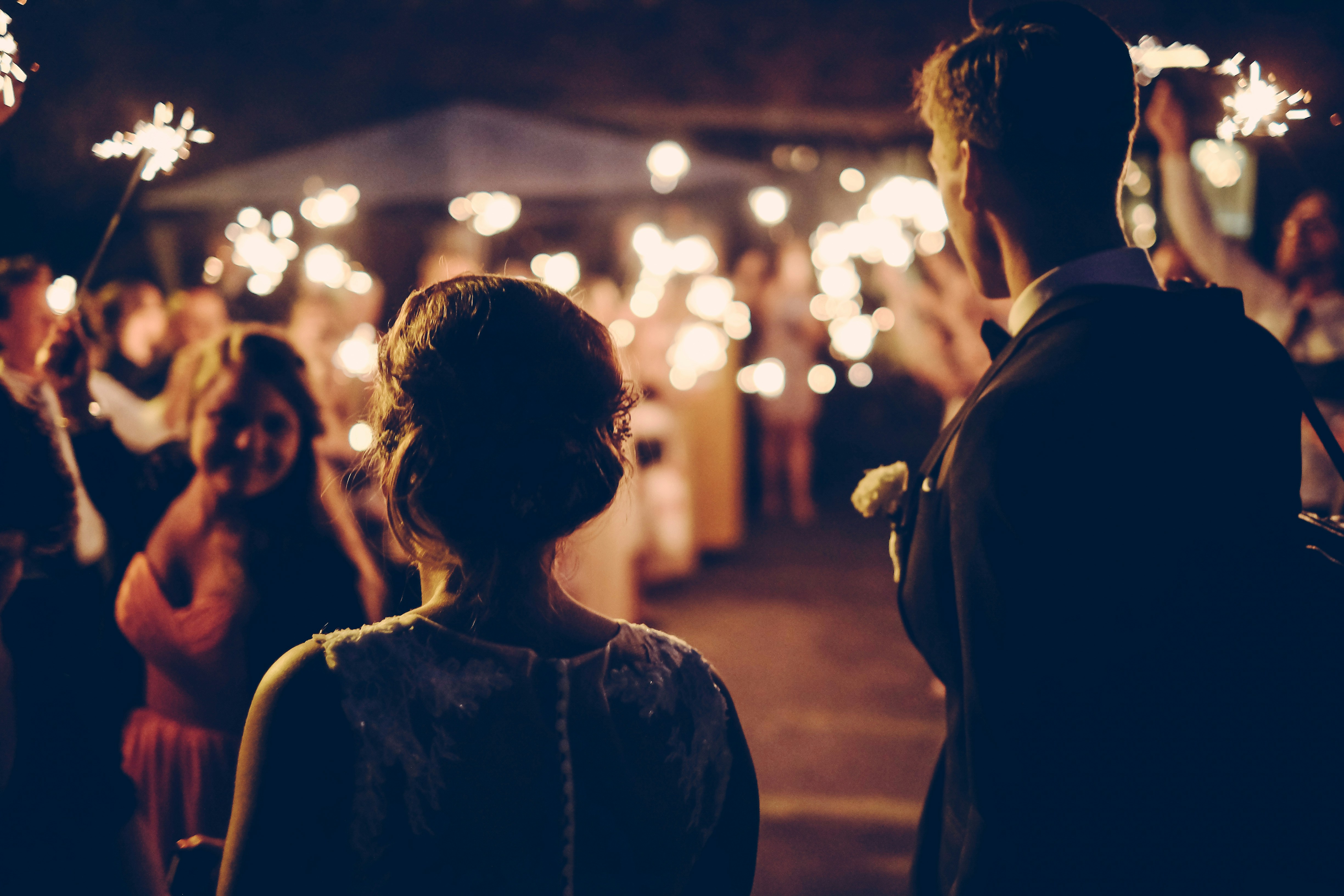 Une mariée et un marié lors d'une fête en plein air | Source : Unsplash