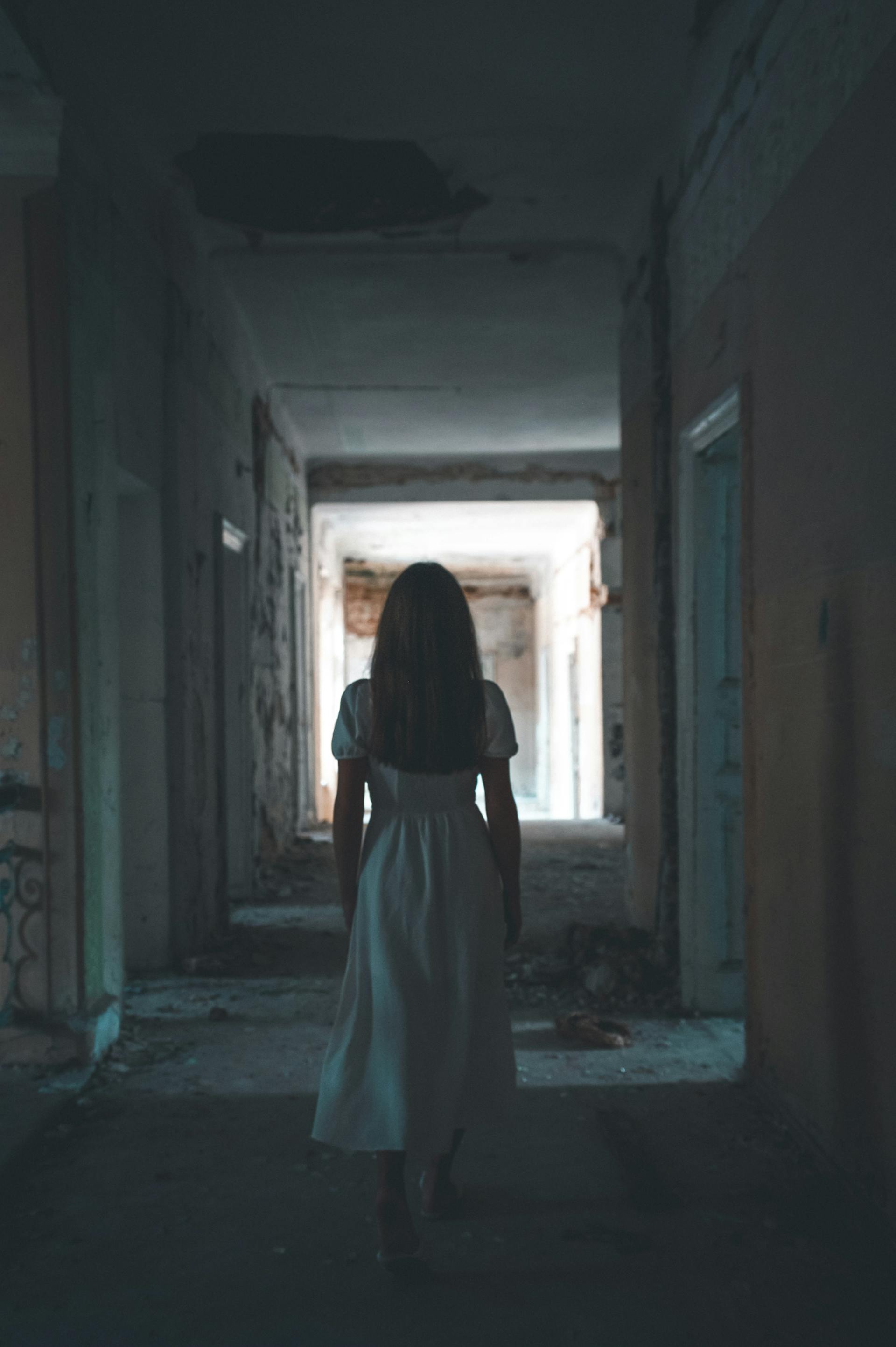 Une jeune femme dans un bâtiment abandonné | Source : Pexels