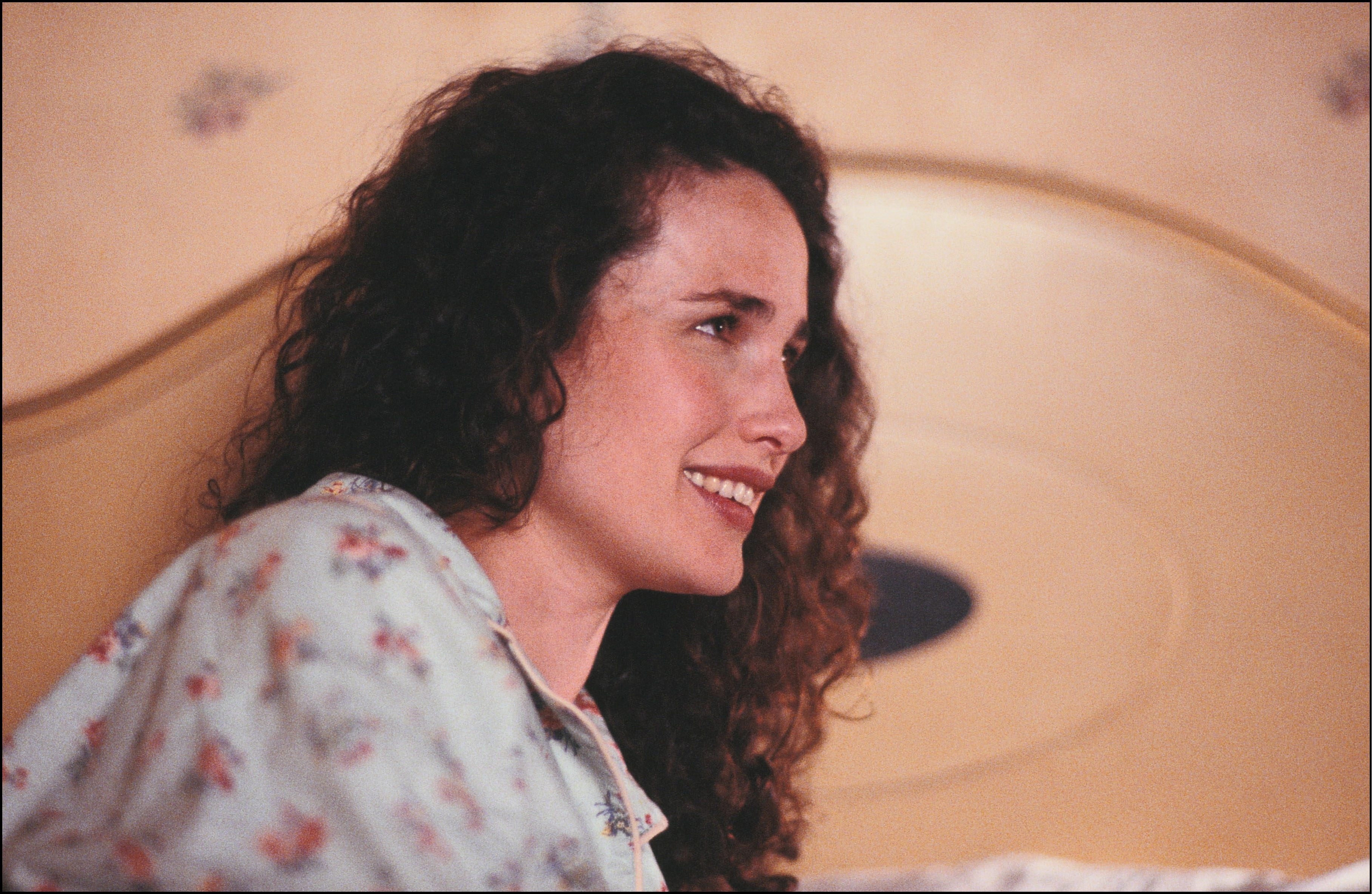 Andie McDowell dans le film "Green Card" en avril 1990 | Source : Getty Images