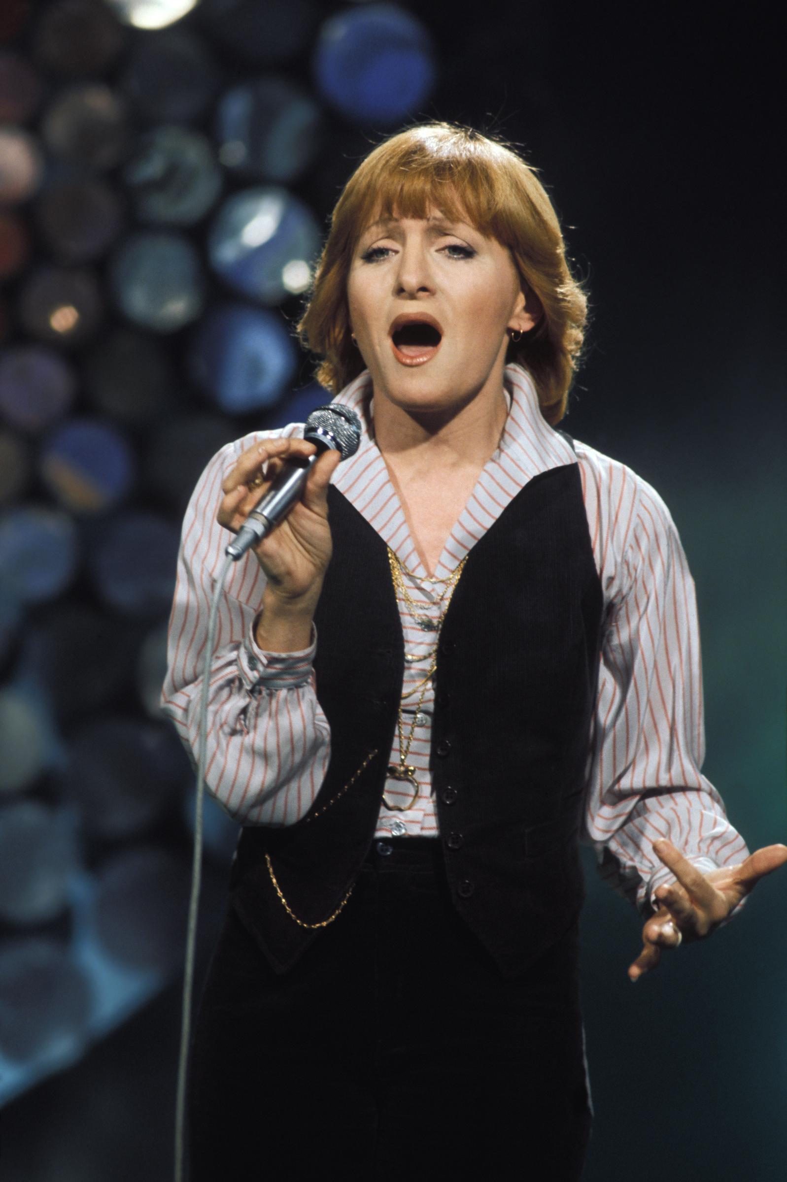 Nicole Croisille chante lors d'une émission de télévision en avril 1976 à Paris I Source : Getty Images