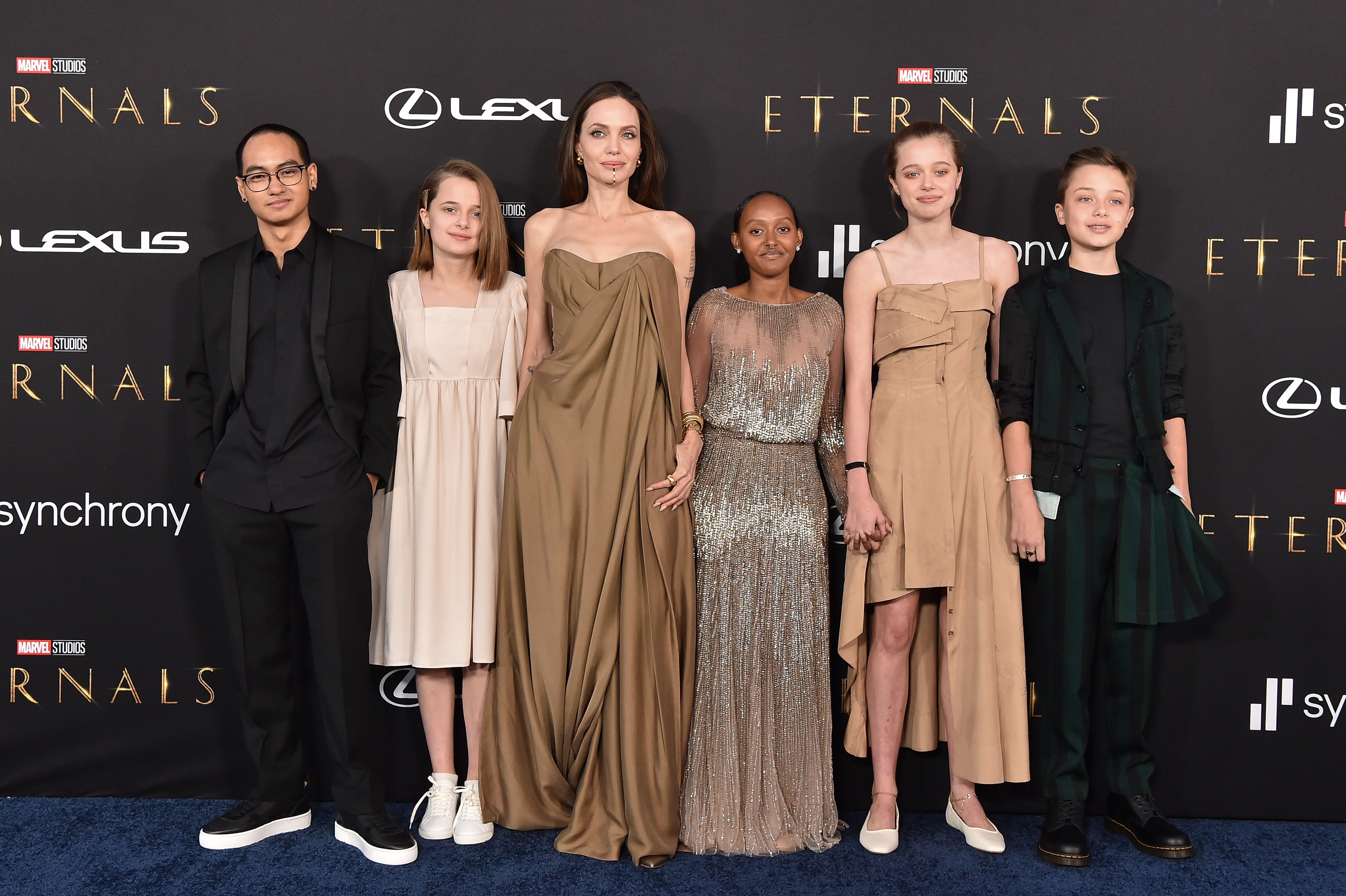 Maddox et Vivienne Jolie-Pitt, Angelina Jolie, Knox, Shiloh et Zahara Jolie-Pitt à la première de "Eternals" à Los Angeles, le 18 octobre 2021, en Californie | Source : Getty Images