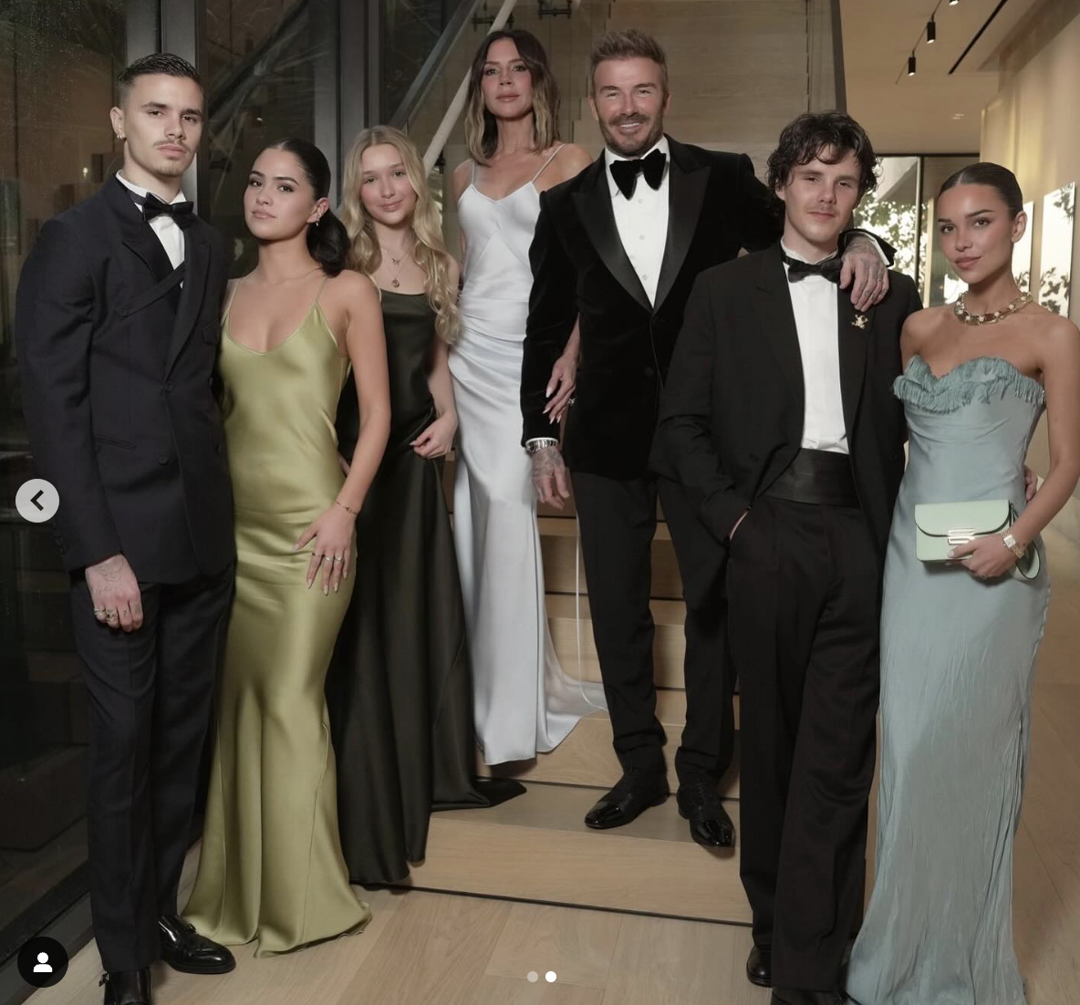 On voit Brooklyn, Nicola, Harper, Victoria et David Beckham en compagnie de Kim Turnbull, sur une photo datée du 31 mars 2025 | Source : Instagram/romeobeckham