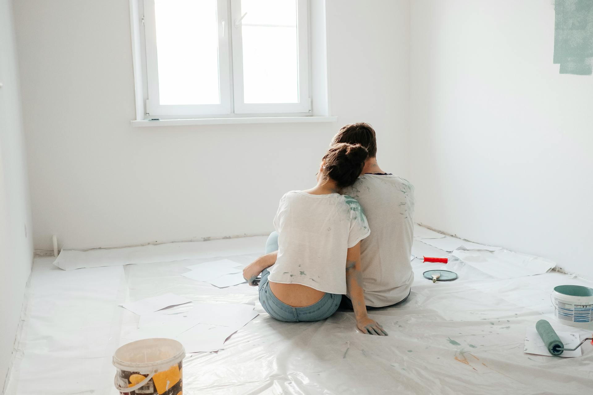 Un couple fait une pause pendant qu'il peint une pièce | Source : Pexels
