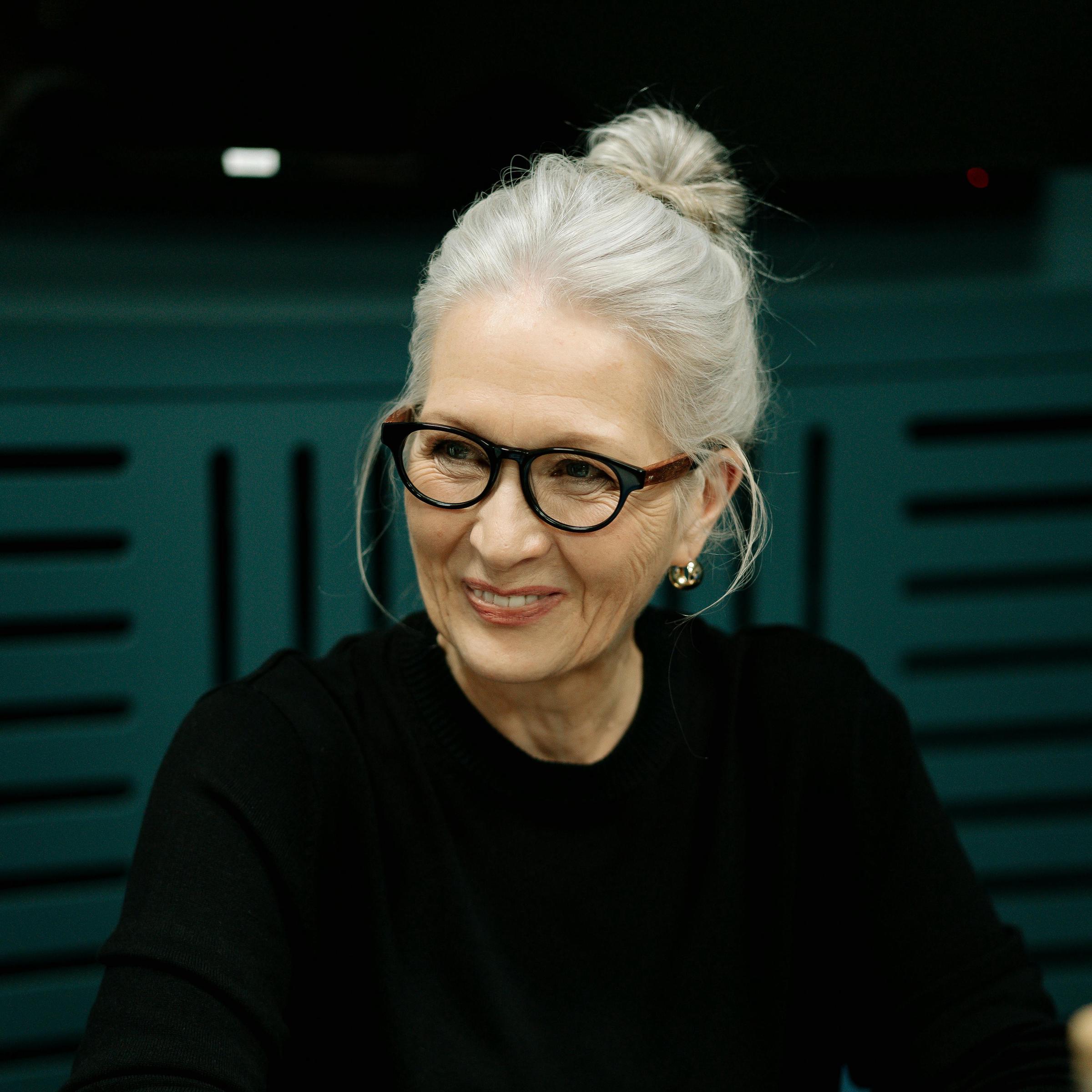 Une femme aux cheveux blancs qui sourit | Source : Pexels