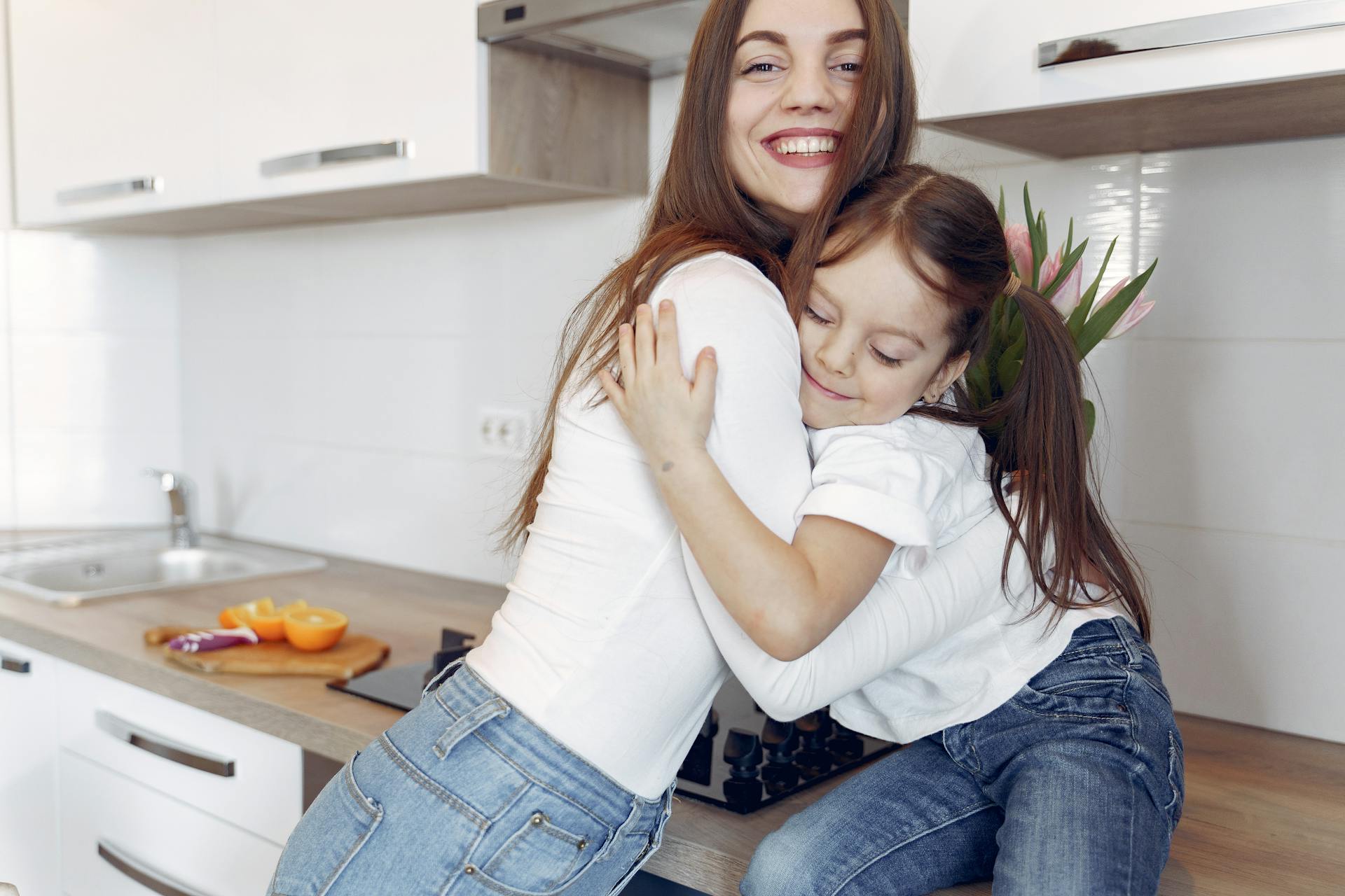 Une femme serrant sa fille dans ses bras | Source : Pexels