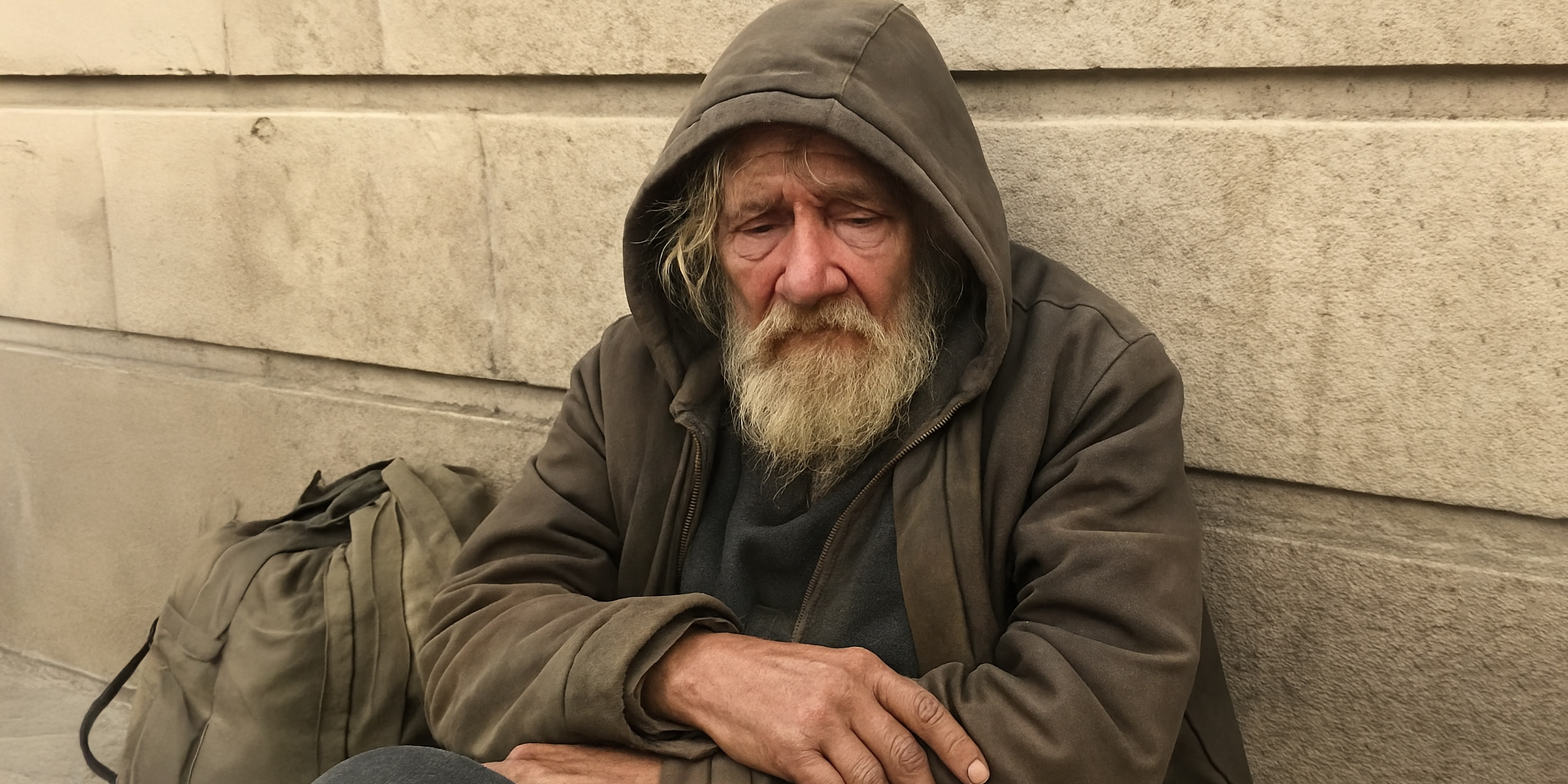 Homme sans-abri assis dans la rue | Source : Sora
