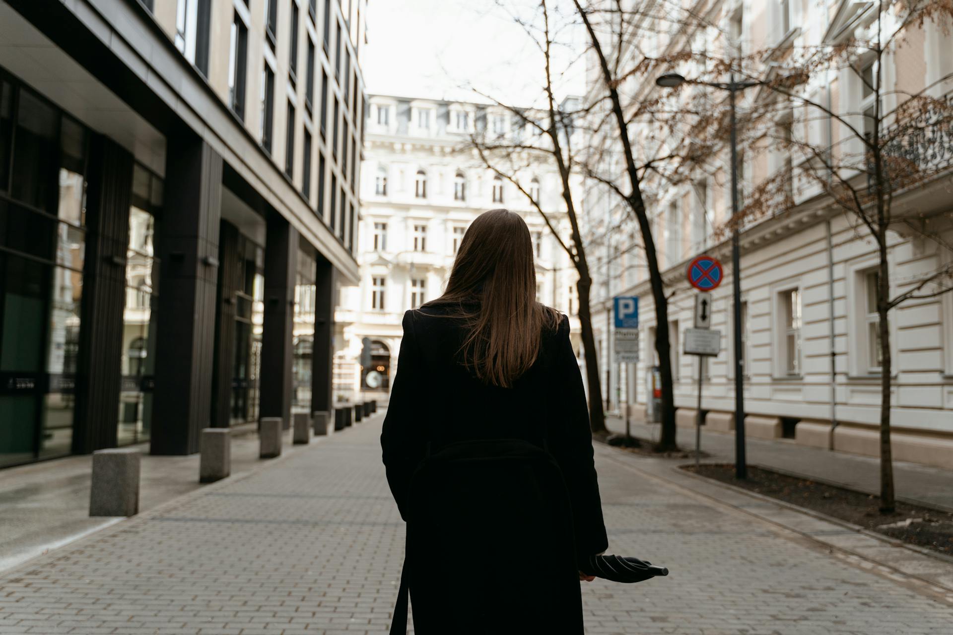 A woman walking down a street | Source: Pexels