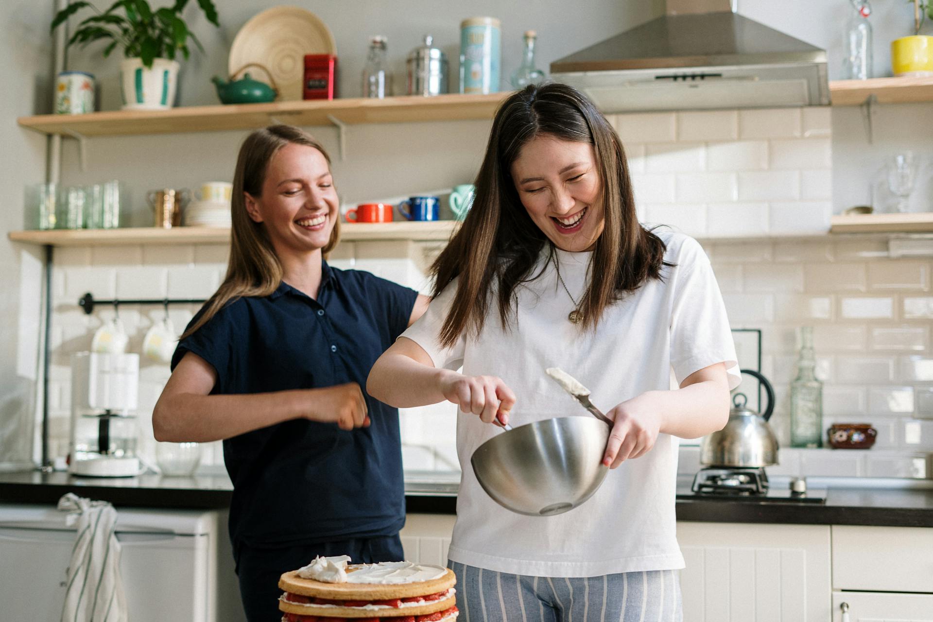 Deux femmes préparant des crêpes dans la cuisine | Source : Pexels