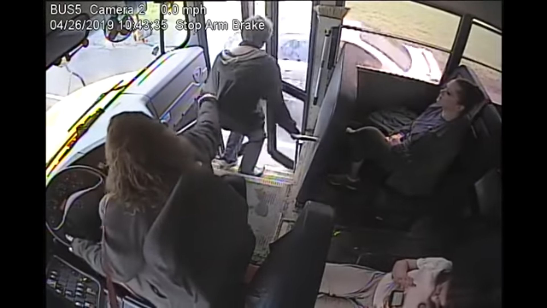 L'adolescent et Samantha Call dans le bus | Source : YouTube/blahblah