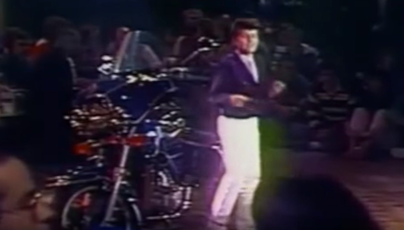 Billy sur scène dans les années 80. l Source: YouTube/Ça commence aujourd'hui