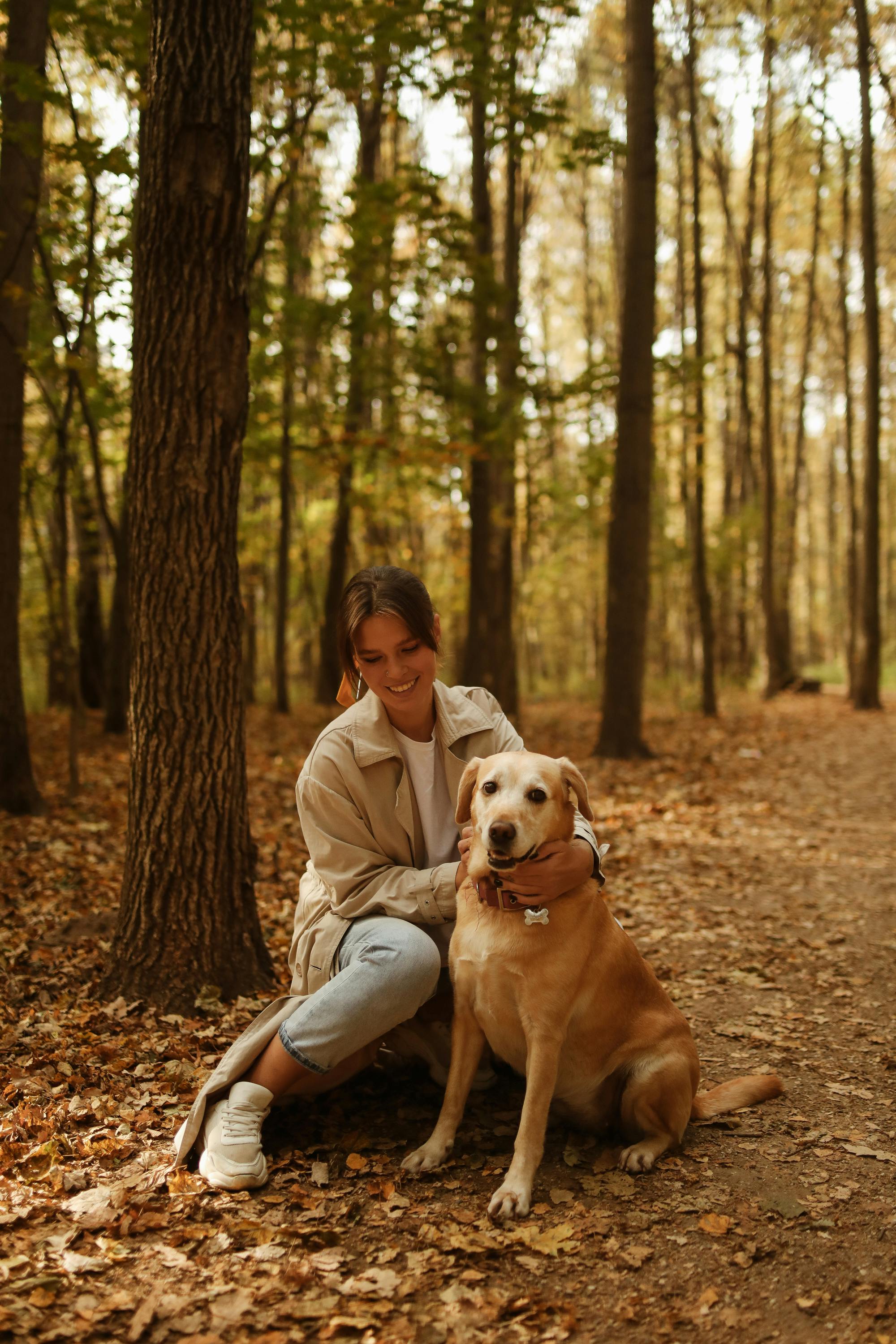 Une femme souriante avec son chien | Source : Pexels