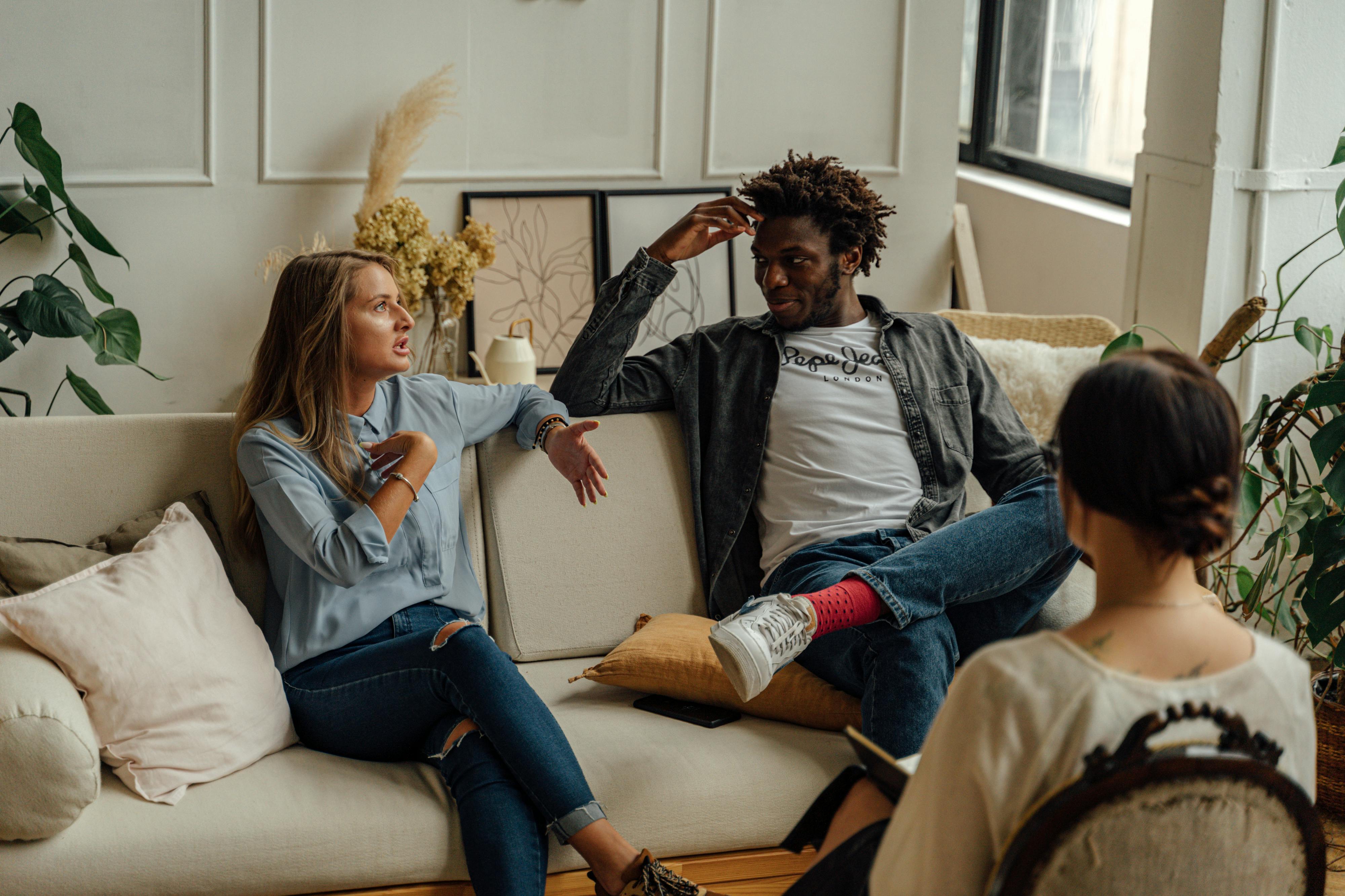 Zwei Frauen und ein Mann im tiefen Gespräch | Quelle: Pexels